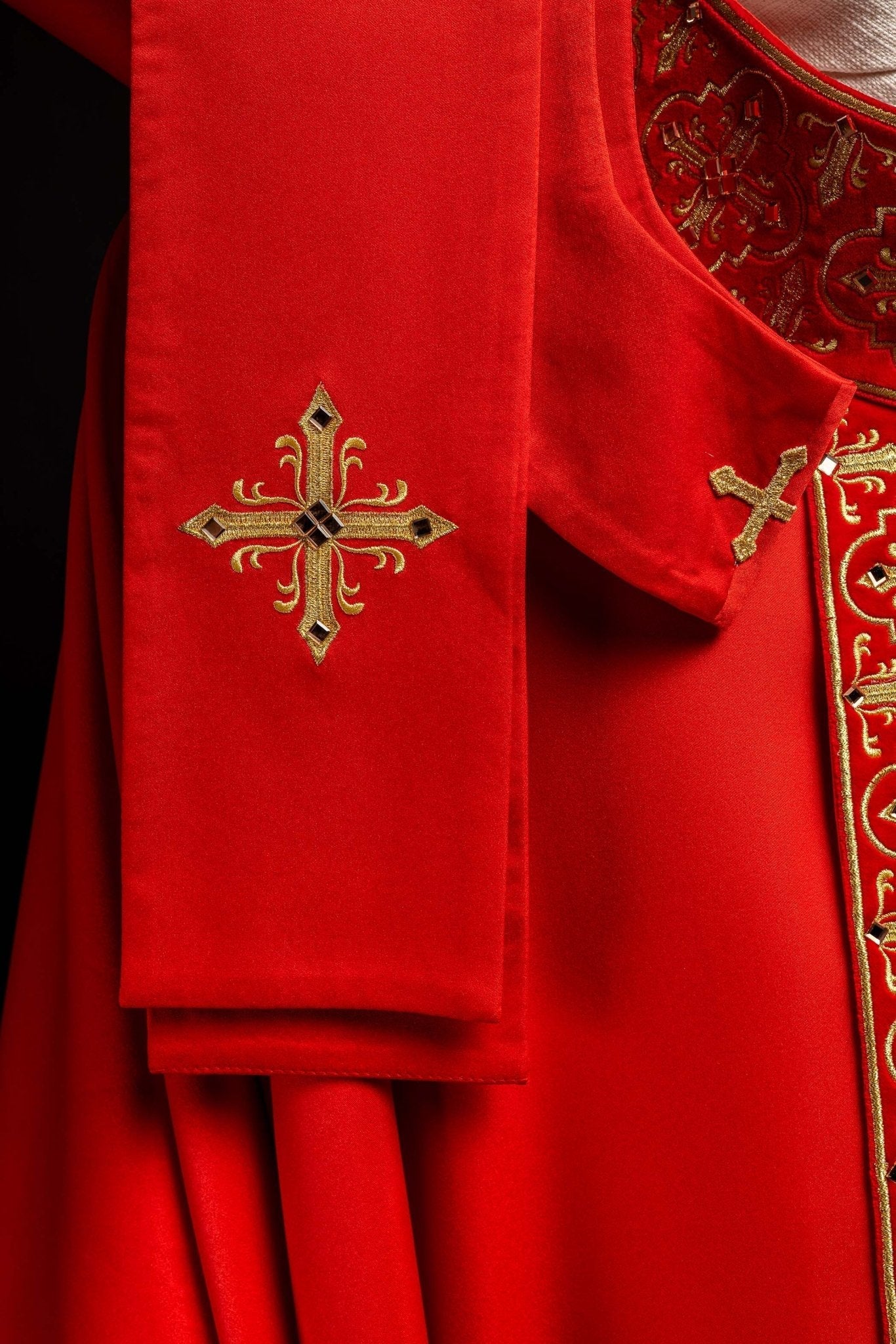 Red chasuble adorned with stones and a narrow band LE/7104/02 - HAFTINAUSA.COM