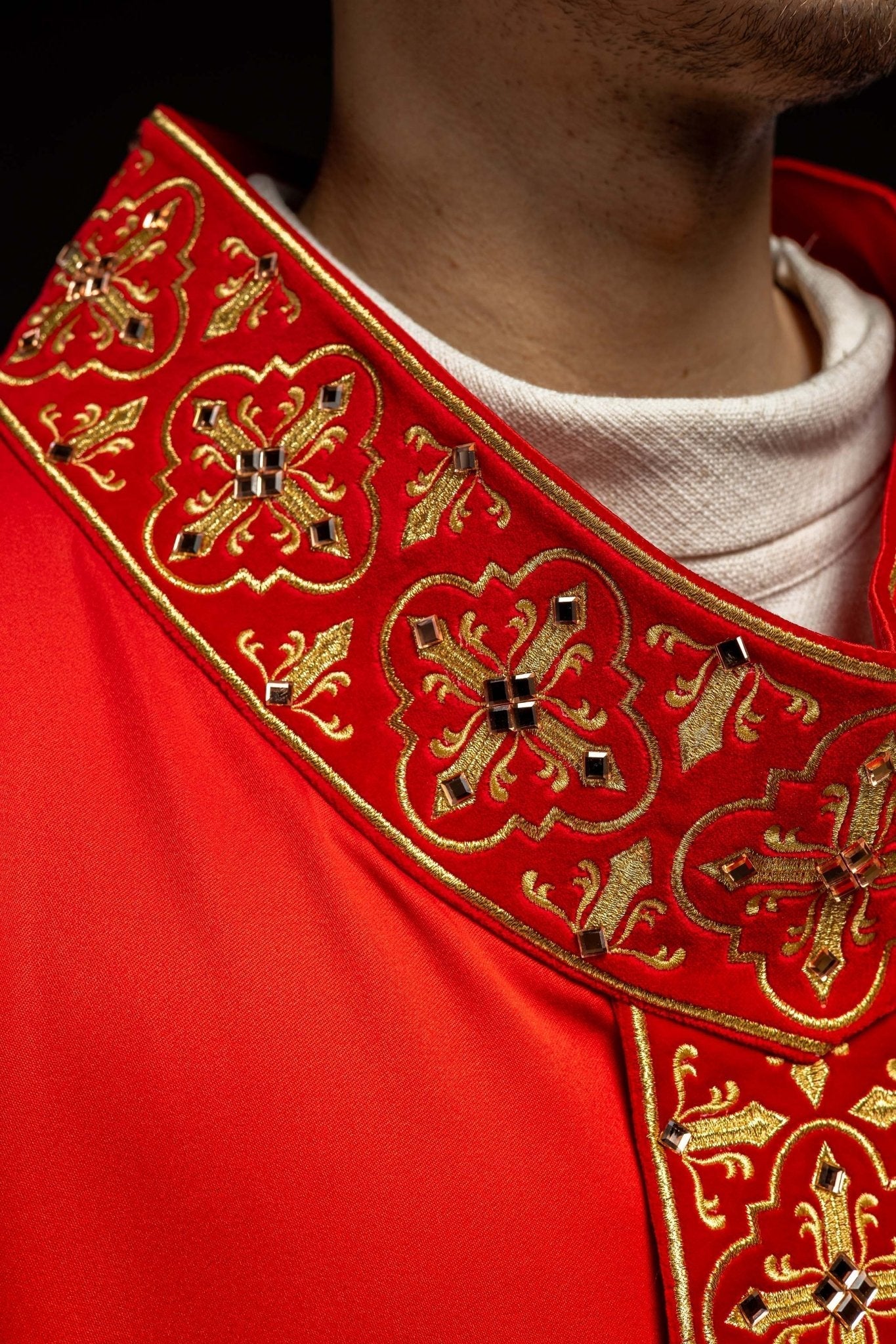Red chasuble adorned with stones and a narrow band LE/7104/02 - HAFTINAUSA.COM