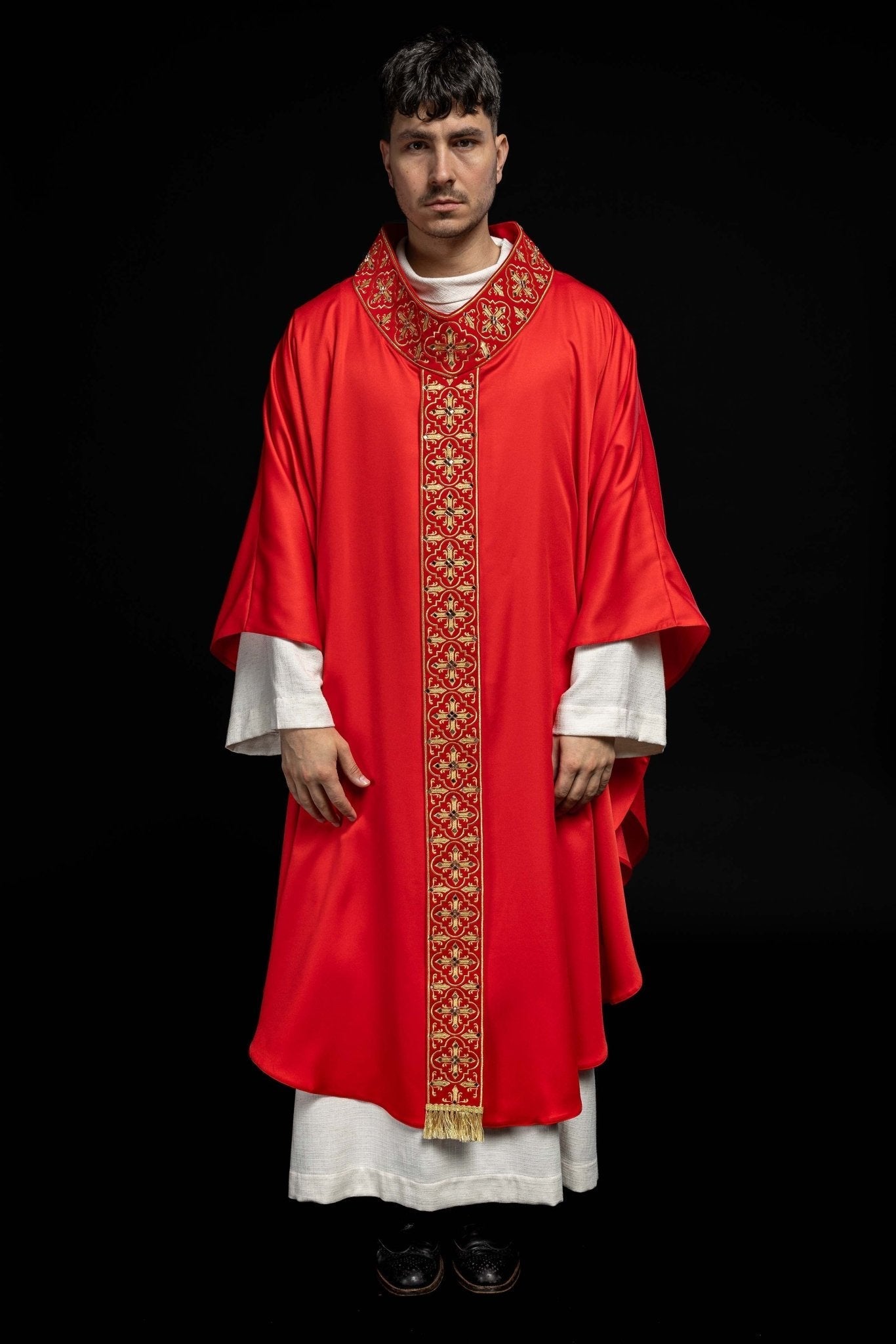 Red chasuble adorned with stones and a narrow band LE/7104/02 - HAFTINAUSA.COM