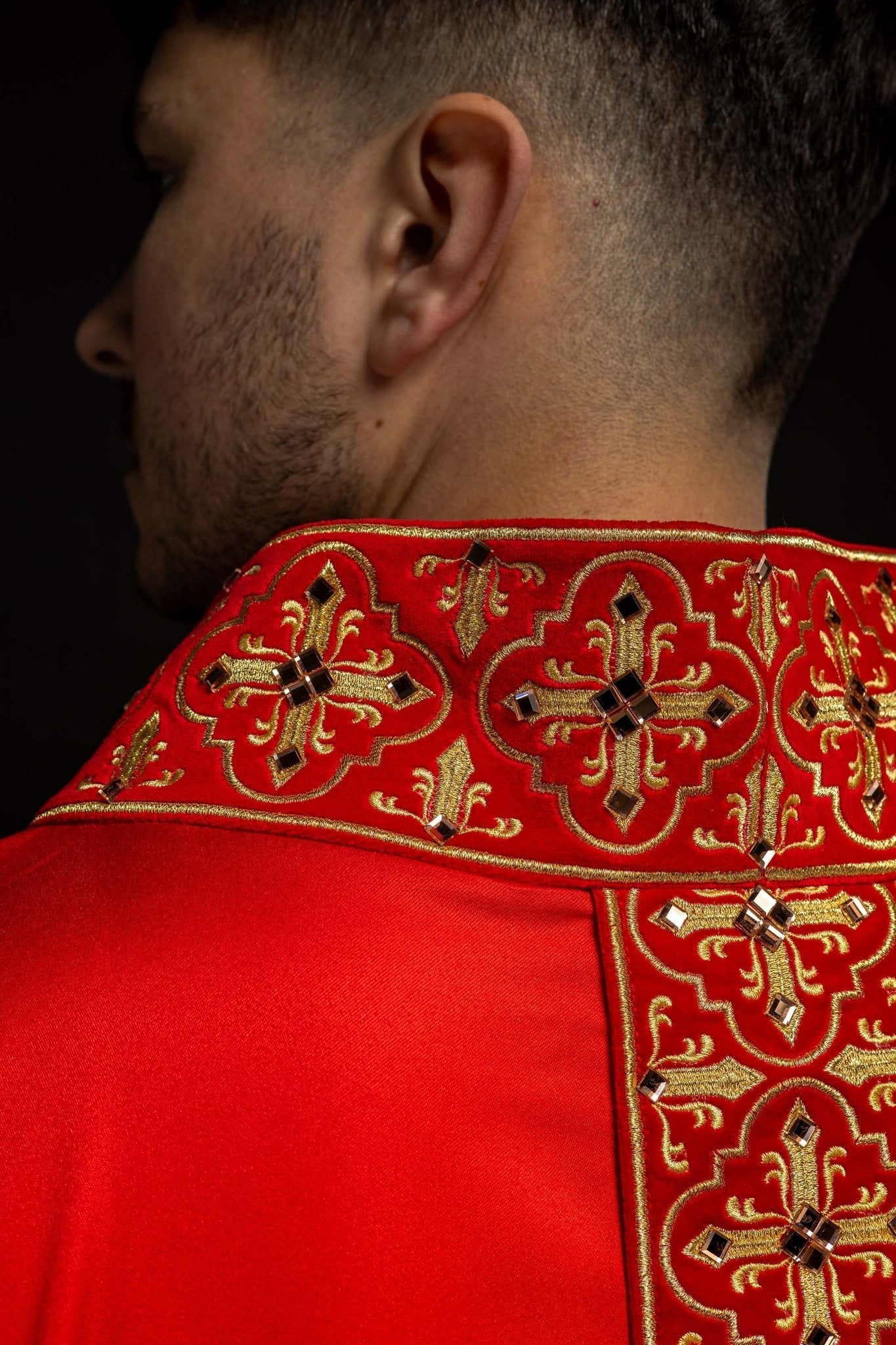 Red chasuble adorned with stones and a narrow band LE/7104/02 - HAFTINAUSA.COM