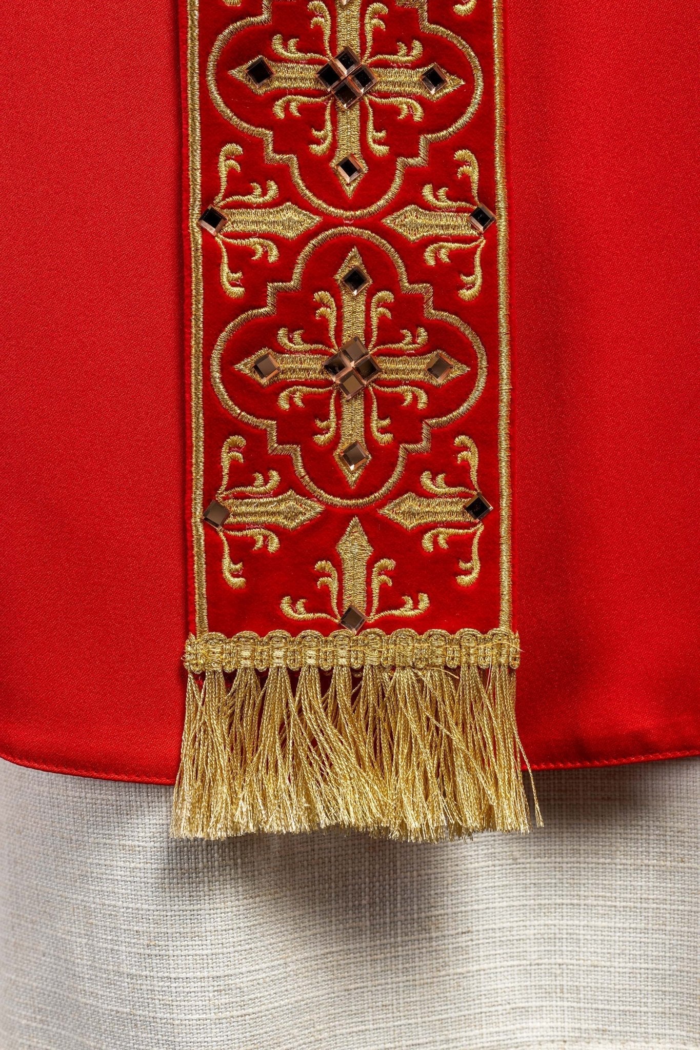 Red chasuble adorned with stones and a narrow band LE/7104/02 - HAFTINAUSA.COM