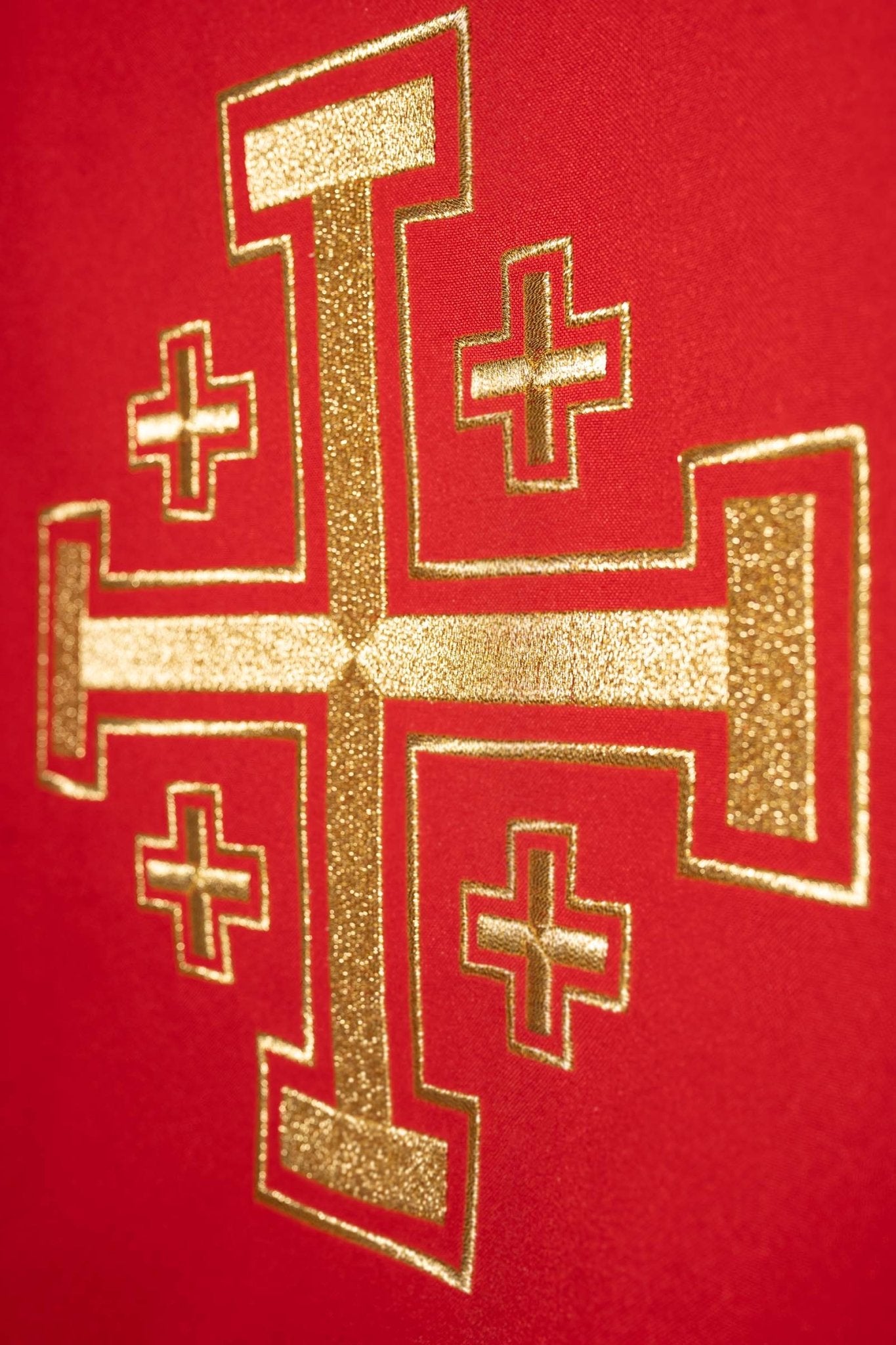 Red chasuble embroidered with a cross motif KDT/7146/02/12 - CHASUBLES.COM
