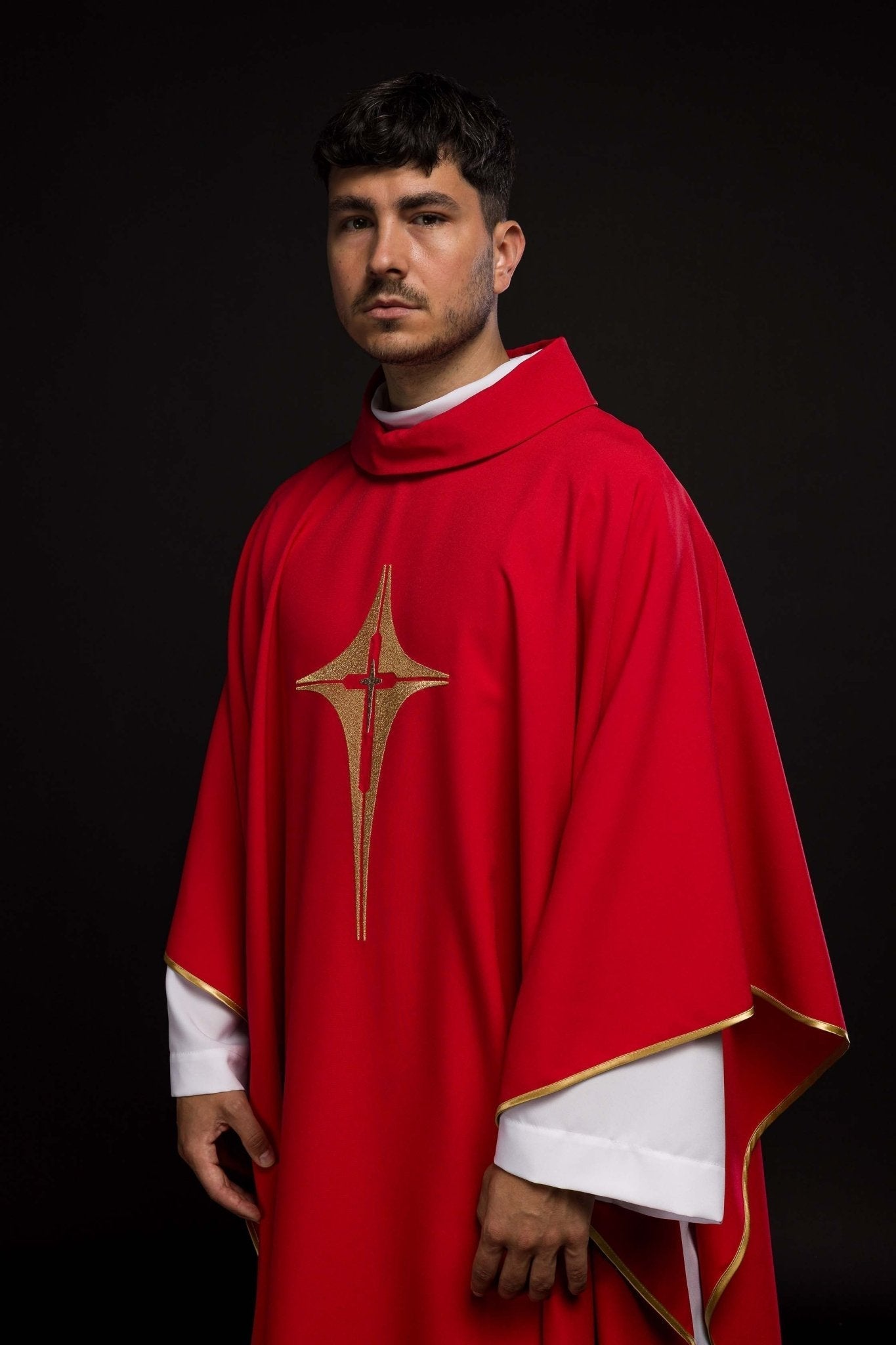 Red chasuble embroidered with cross motif KOR/002/02/12 CZERWONY - HAFTINAUSA.COM