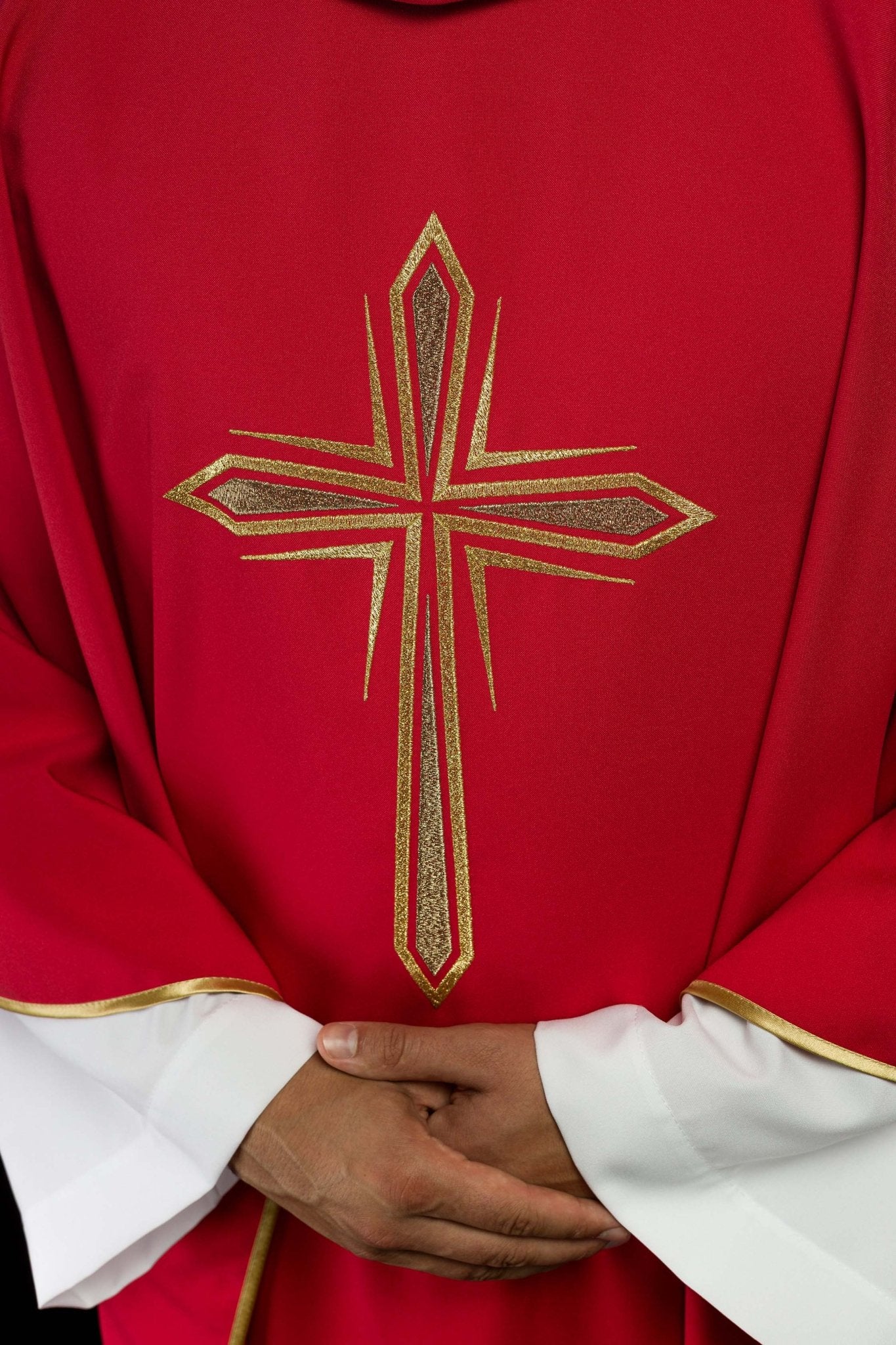 Red chasuble embroidered with cross pattern KOR/037/02/12 CZERWONY - CHASUBLES.COM