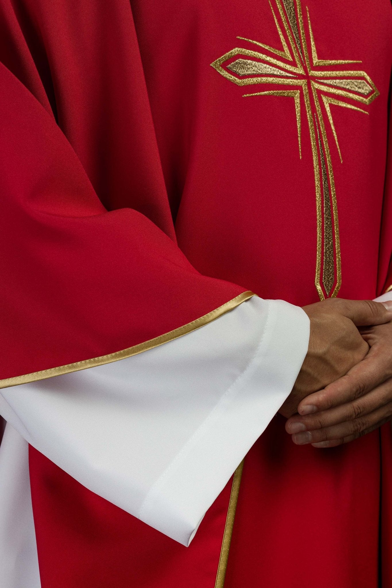 Red chasuble embroidered with cross pattern KOR/037/02/12 CZERWONY - CHASUBLES.COM