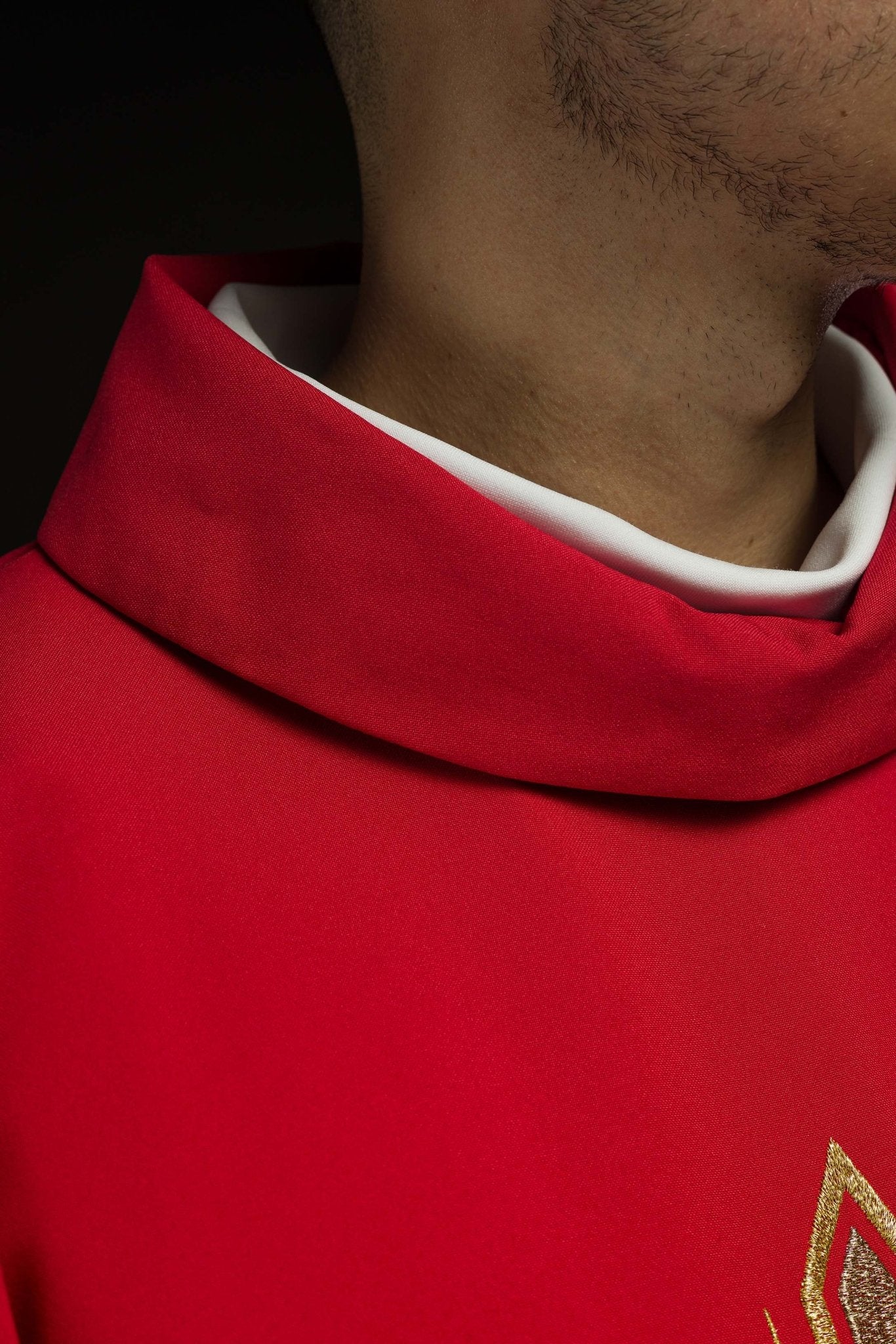Red chasuble embroidered with cross pattern KOR/037/02/12 CZERWONY - CHASUBLES.COM