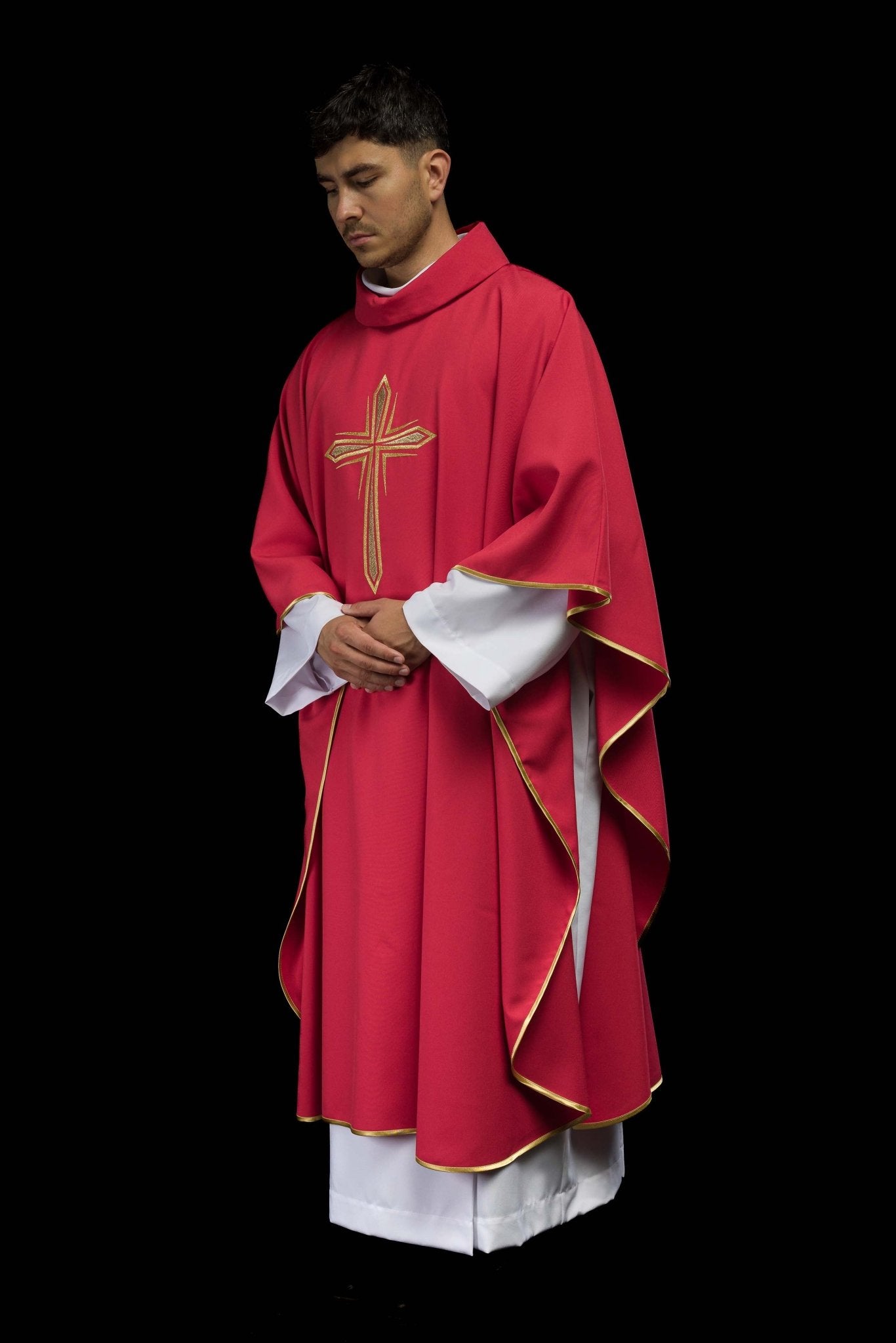 Red chasuble embroidered with cross pattern KOR/037/02/12 CZERWONY - CHASUBLES.COM