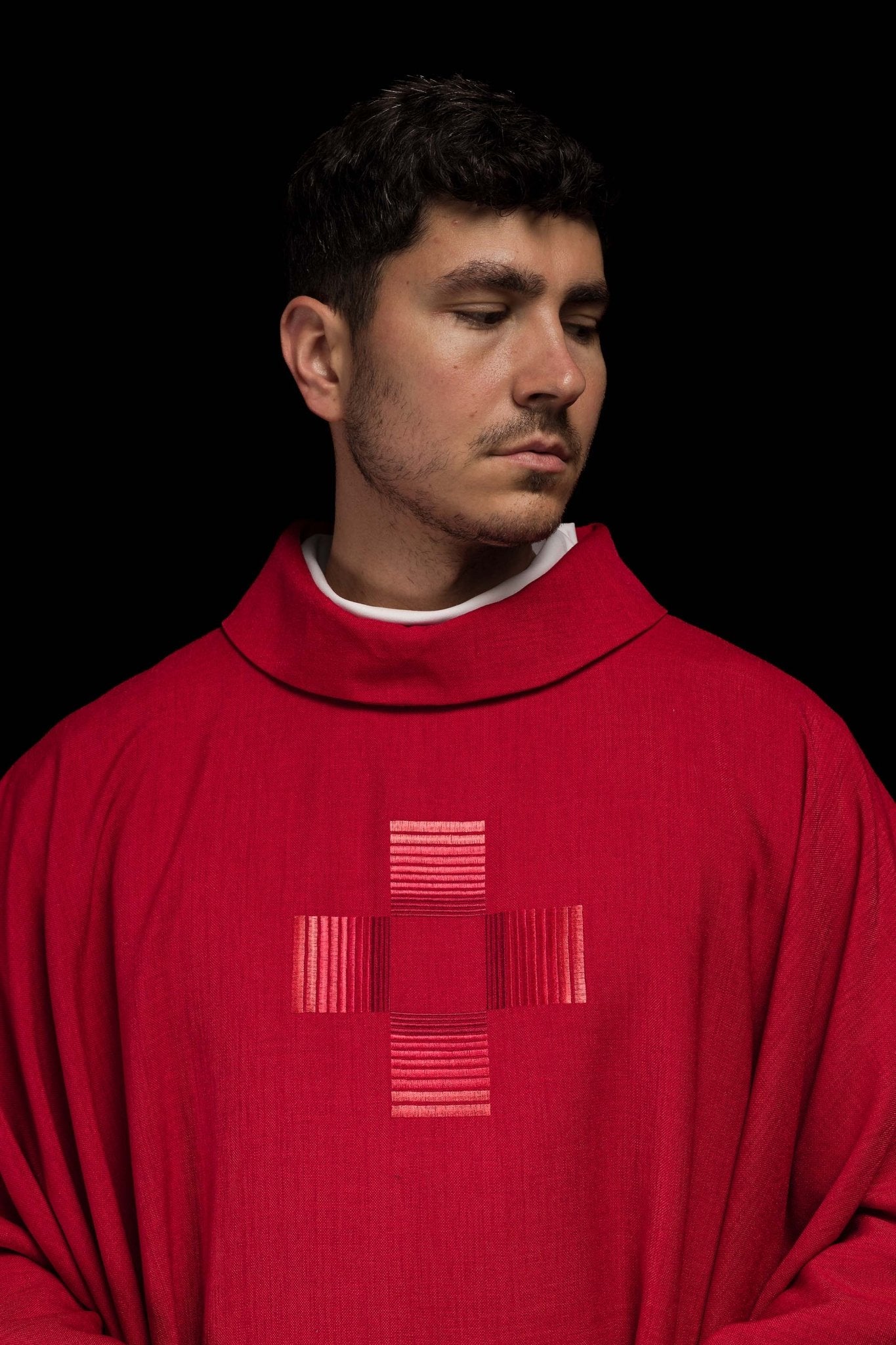 Red chasuble embroidered with crosse HA7033-02 CZERWONY - CHASUBLES.COM