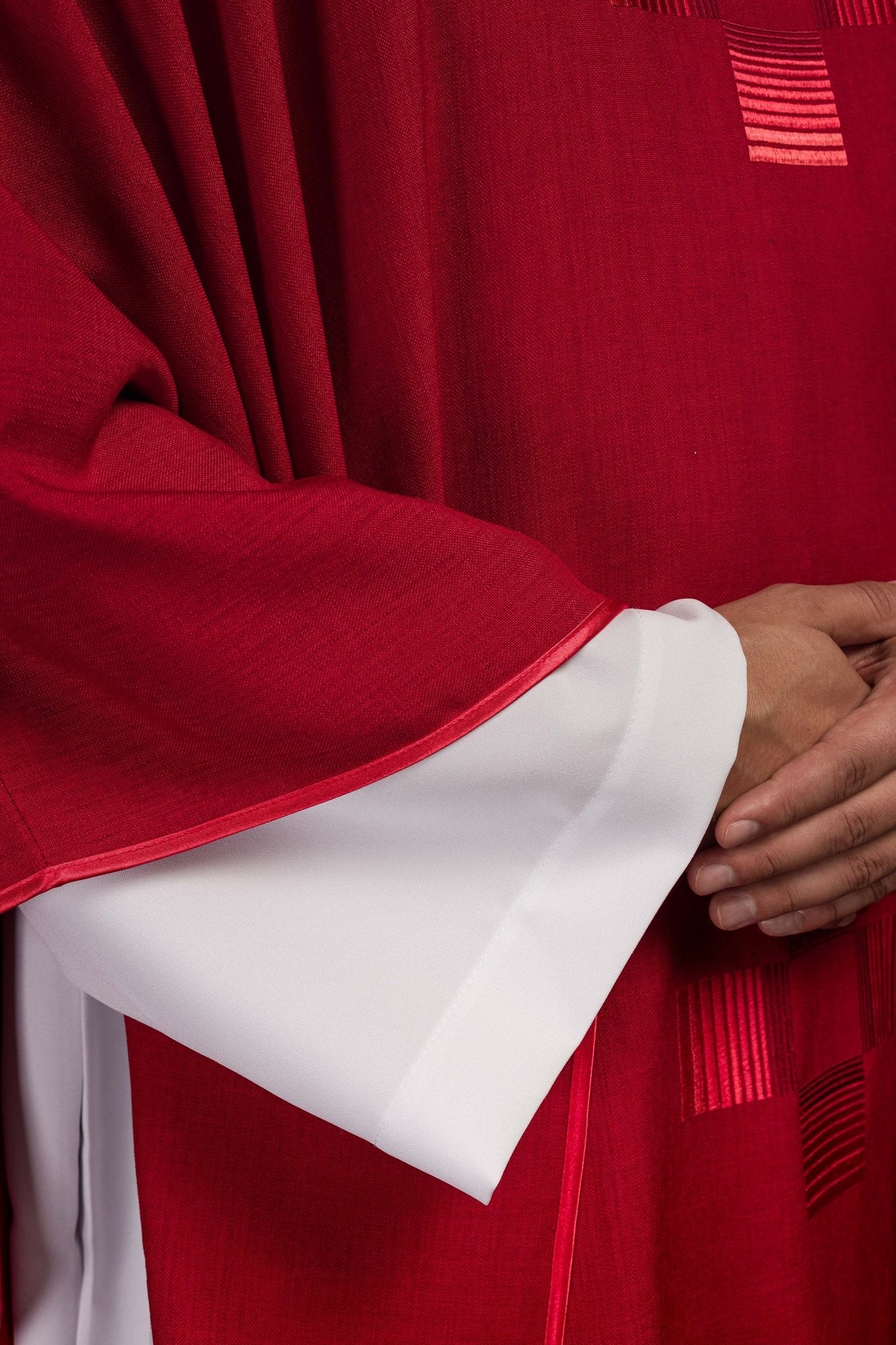 Red chasuble embroidered with crosse HA7033-02 CZERWONY - CHASUBLES.COM