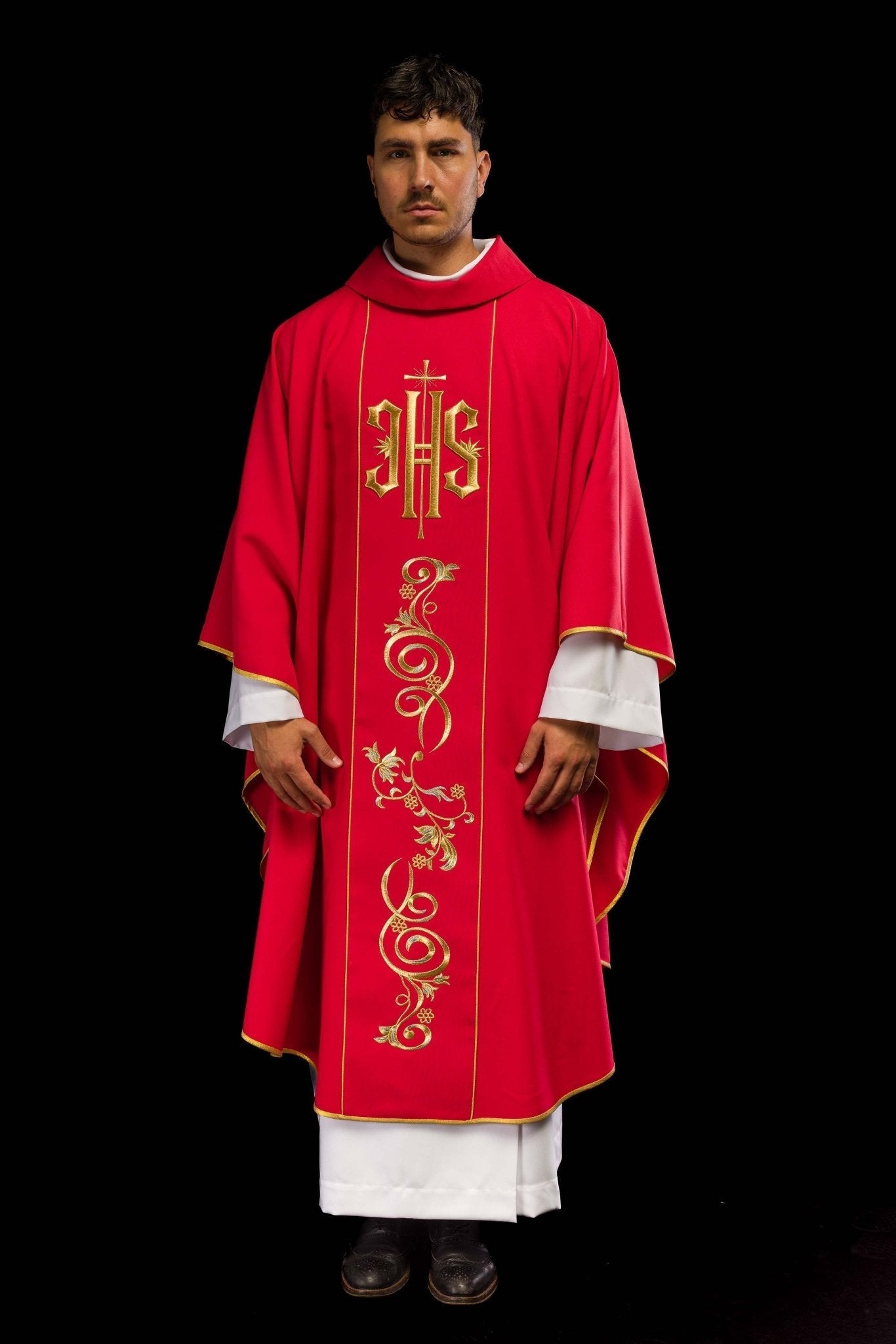 Red chasuble embroidered with IHS KOR/031/02/01 CZERWONY - HAFTINAUSA.COM