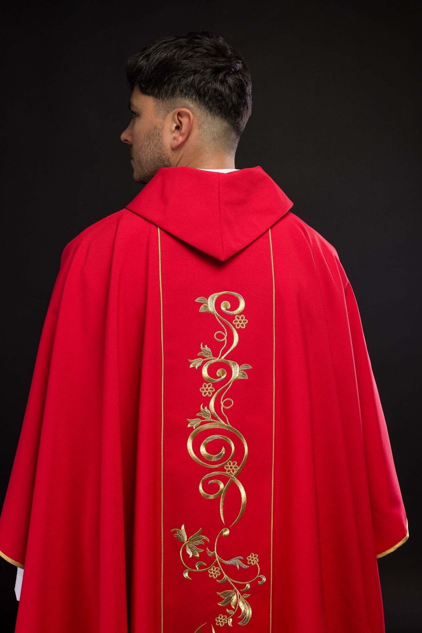 Red chasuble embroidered with IHS KOR/031/02/01 CZERWONY - HAFTINAUSA.COM