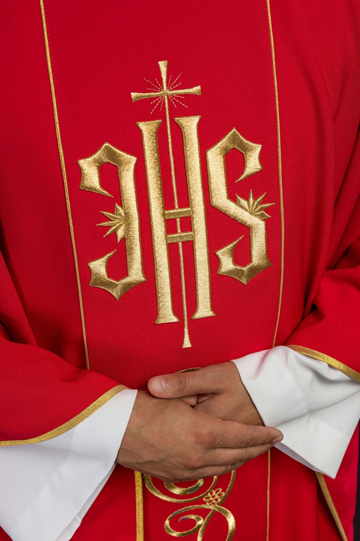 Red chasuble embroidered with IHS KOR/031/02/01 CZERWONY - HAFTINAUSA.COM