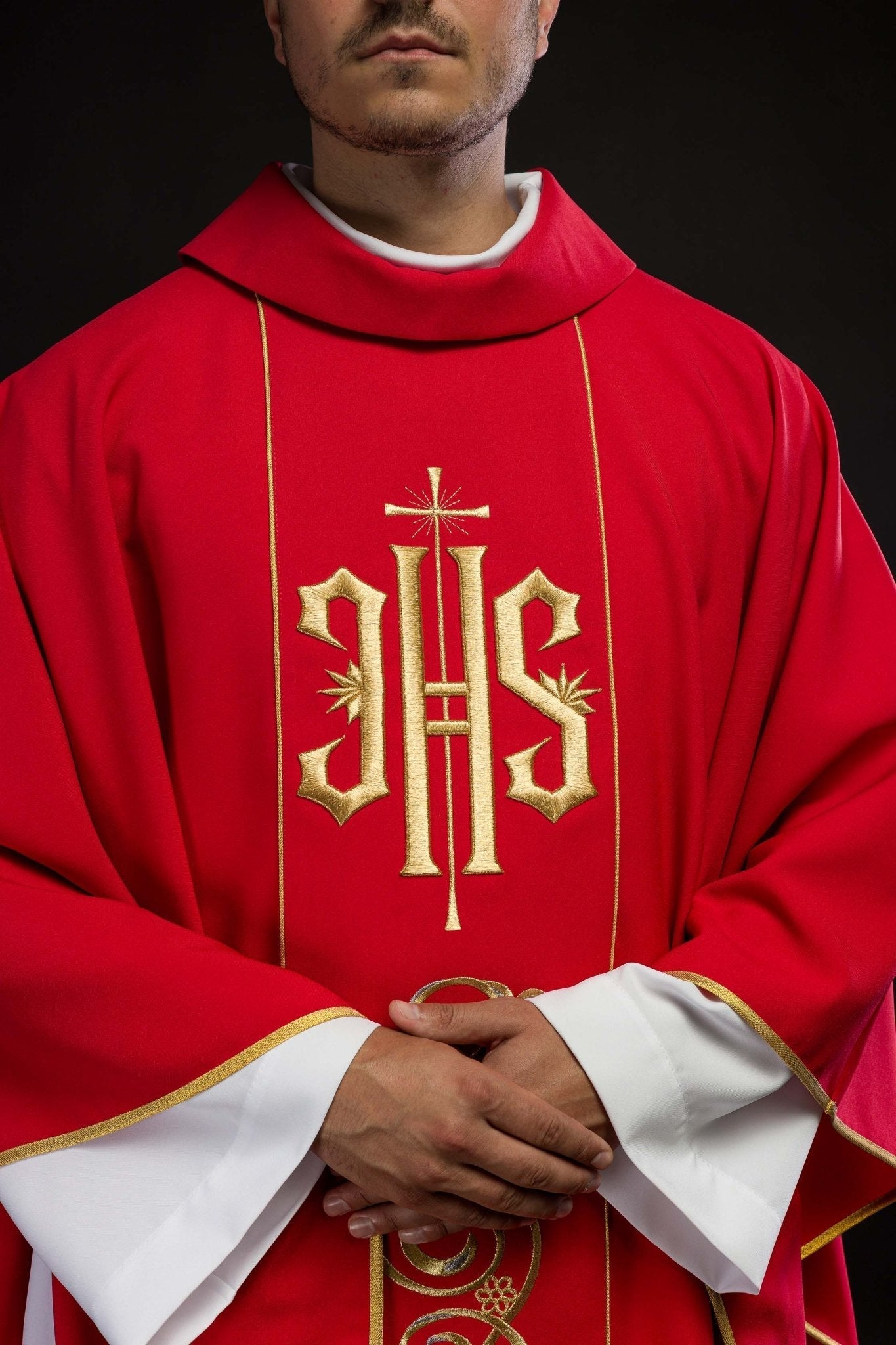 Red chasuble embroidered with IHS KOR/031/02/01 CZERWONY - HAFTINAUSA.COM