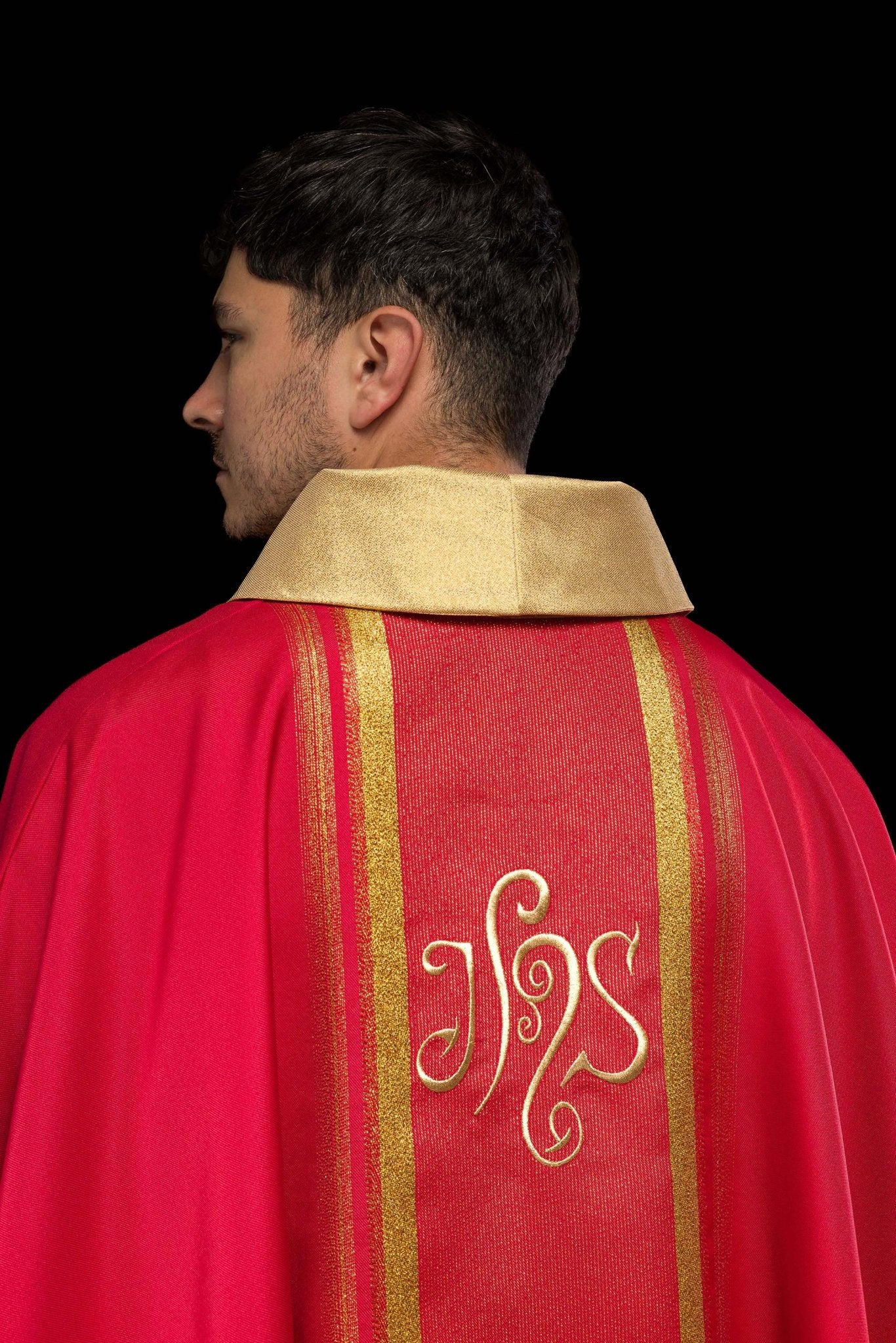 Red chasuble embroidered with IHS motif with gilding KOR/183/02/27 CZERWONY - CHASUBLES.COM