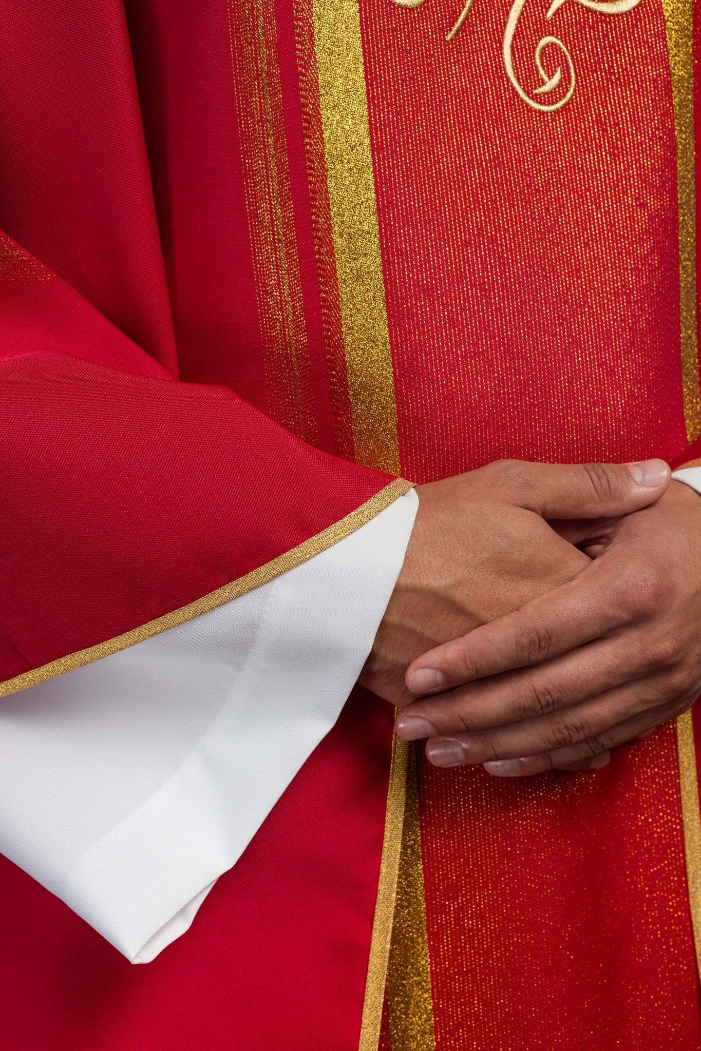 Red chasuble embroidered with IHS motif with gilding KOR/183/02/27 CZERWONY - CHASUBLES.COM