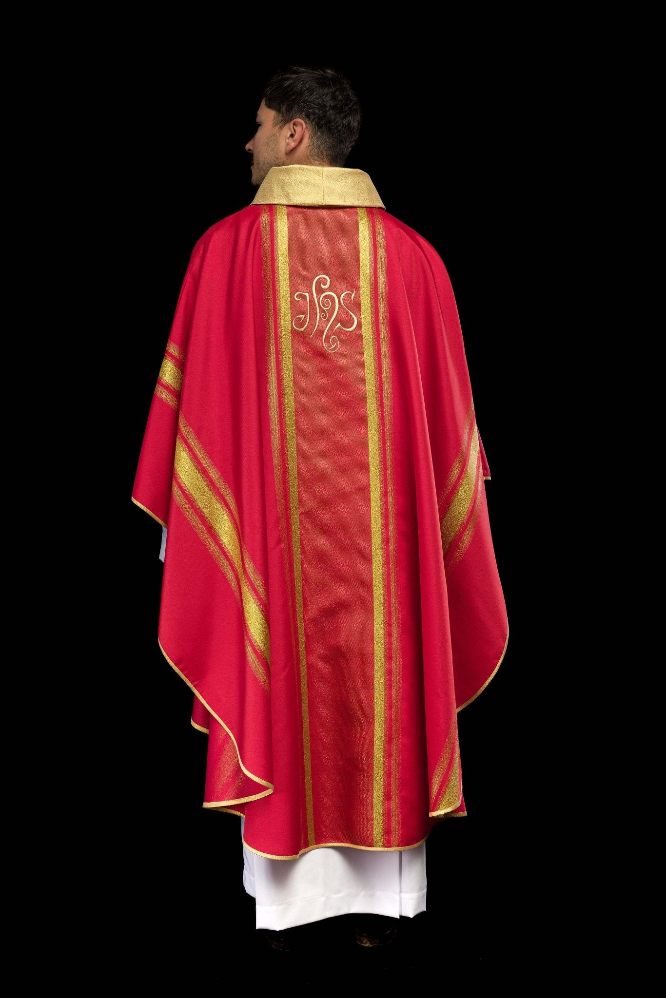 Red chasuble embroidered with IHS motif with gilding KOR/183/02/27 CZERWONY - CHASUBLES.COM