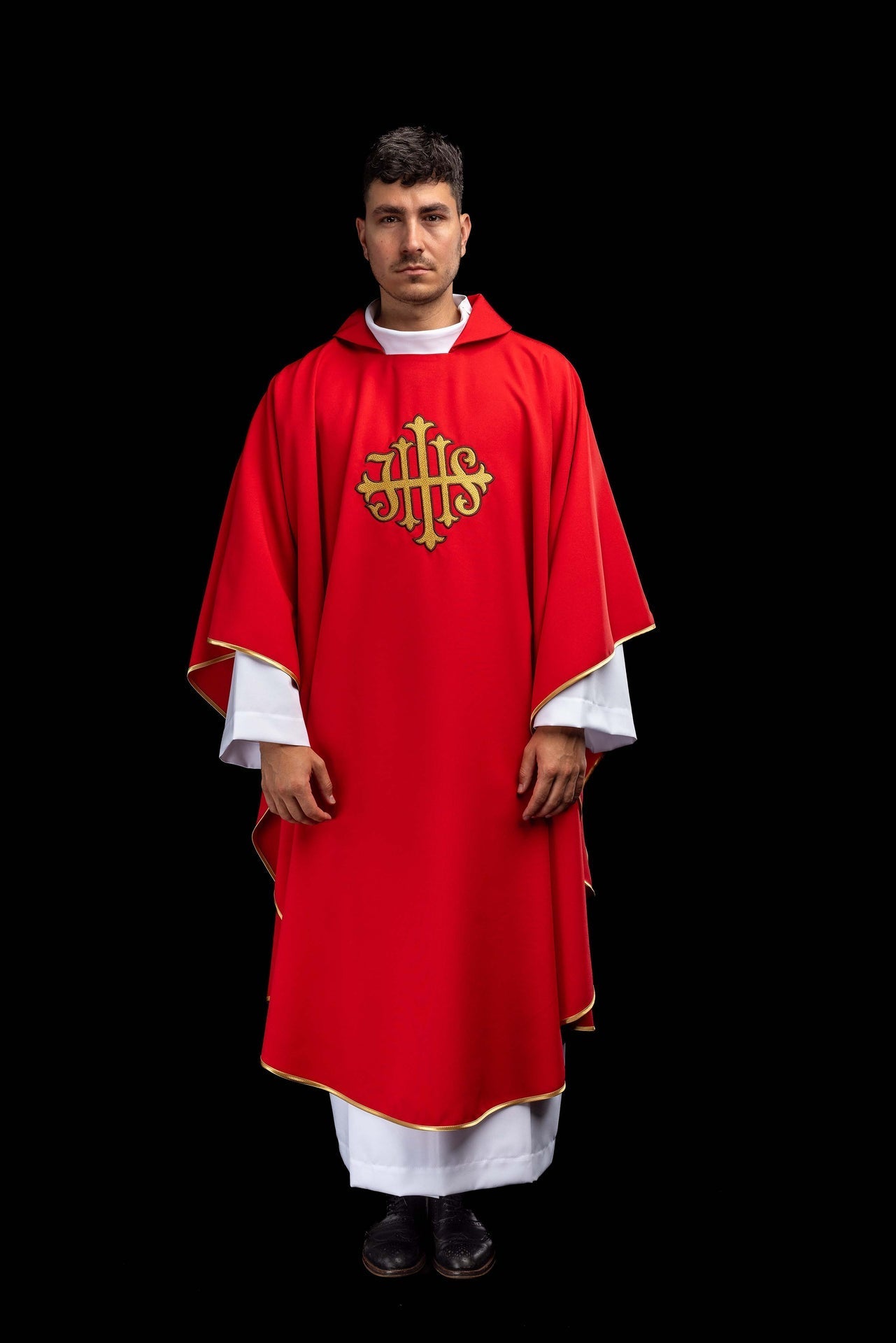 Red chasuble embroidered with the JHS symbol and a wide collar KOK/005/02/12/KARO - CHASUBLES.COM