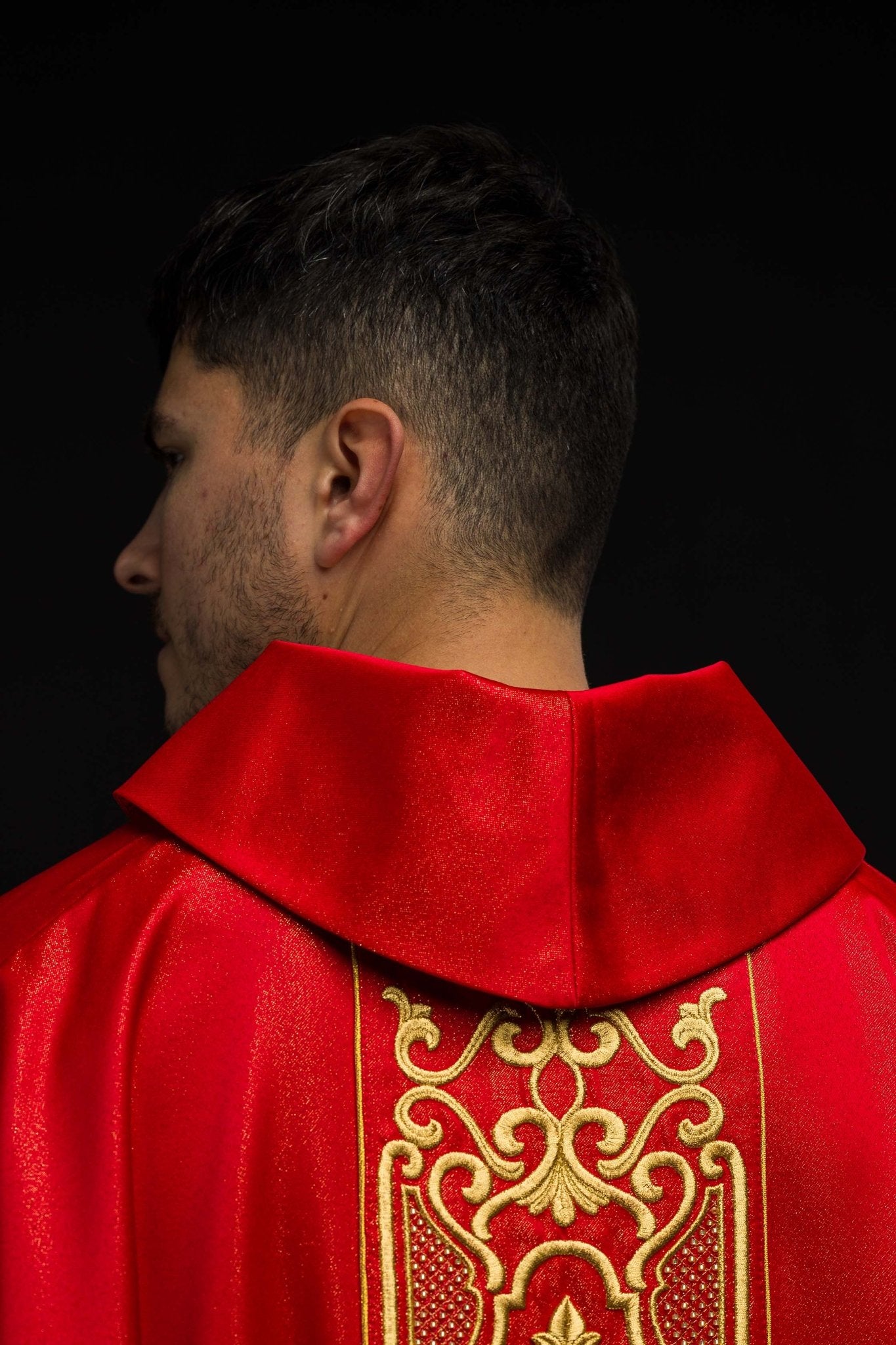 Red chasuble on shiny fabric LE/7021/02 - CHASUBLES.COM