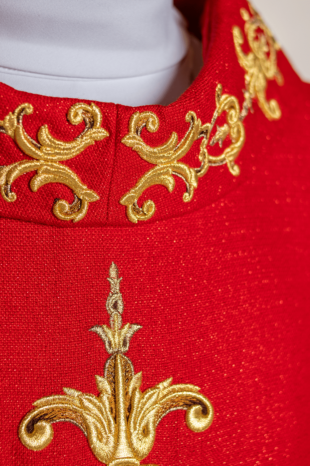 Red chasuble richly embroidered with gemstones LE/7014/02 - HAFTINAUSA.COM