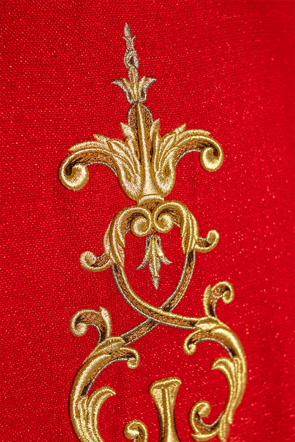 Red chasuble richly embroidered with gemstones LE/7014/02 - HAFTINAUSA.COM