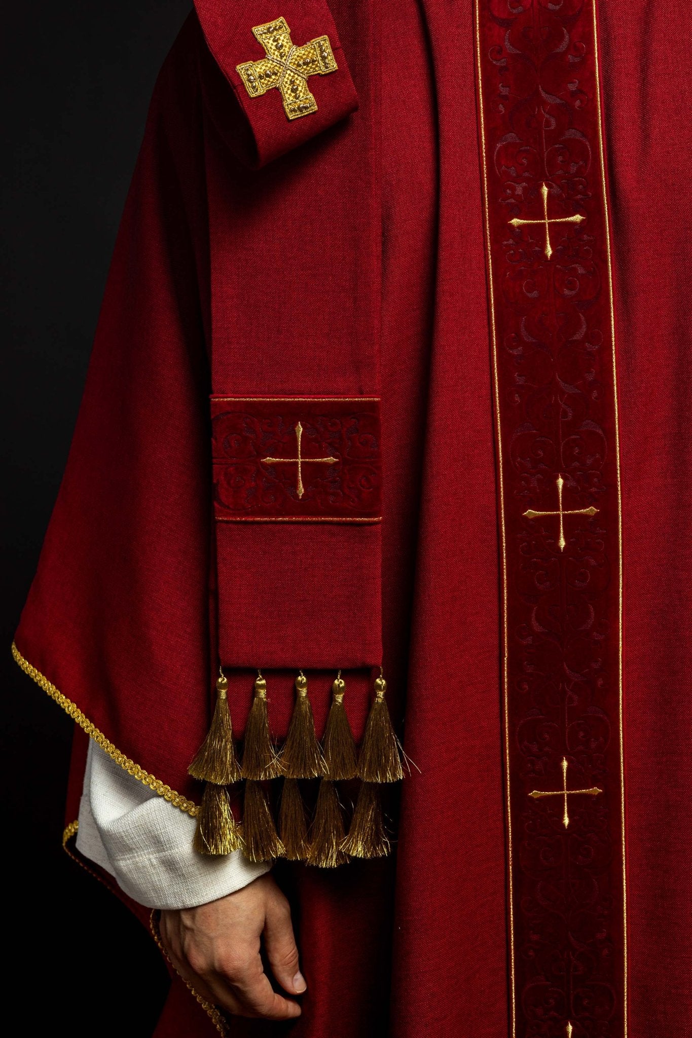 Red chasuble with an embroidered band of crosses LE/7074/02 - CHASUBLES.COM