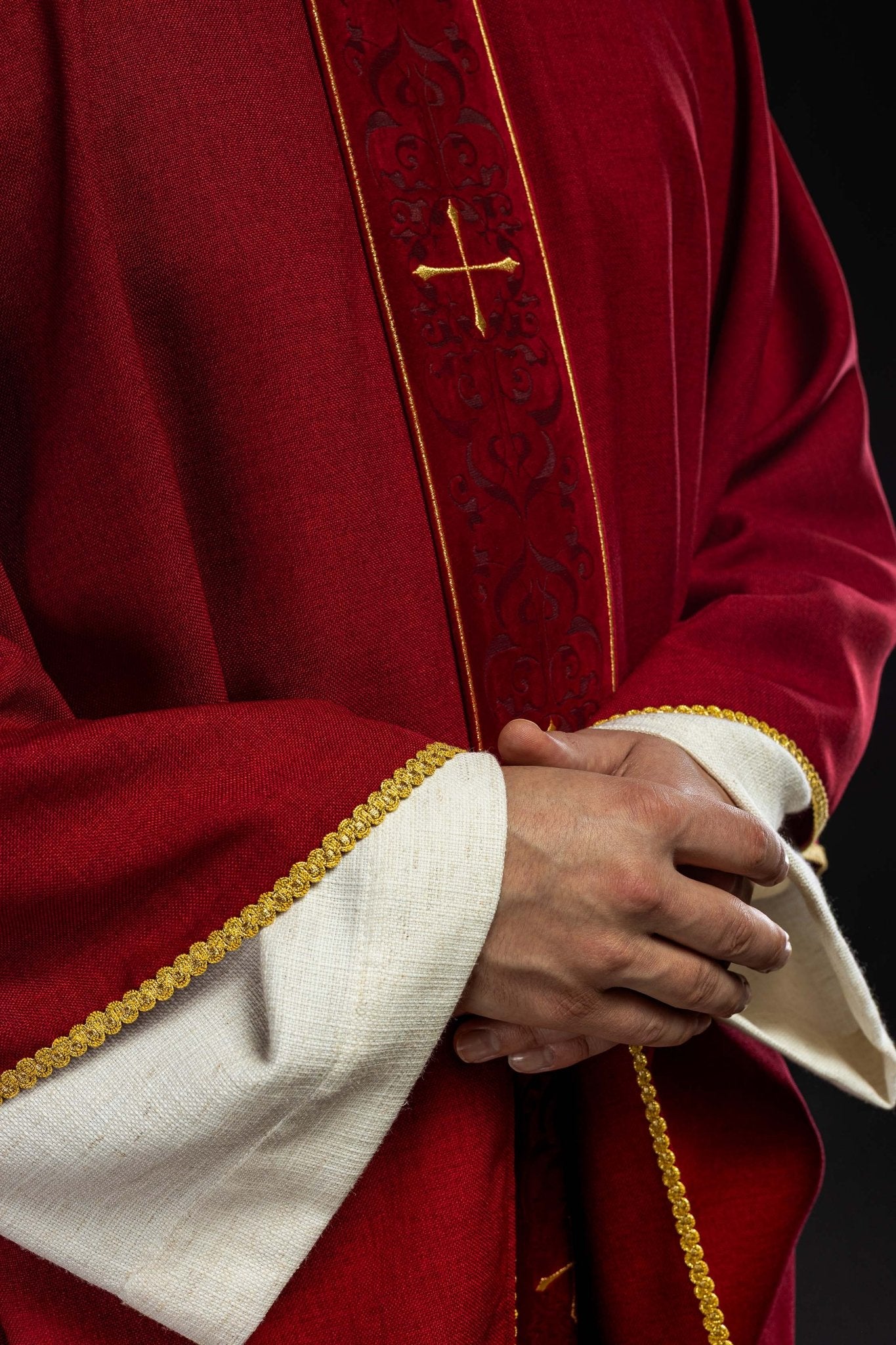 Red chasuble with an embroidered band of crosses LE/7074/02 - CHASUBLES.COM