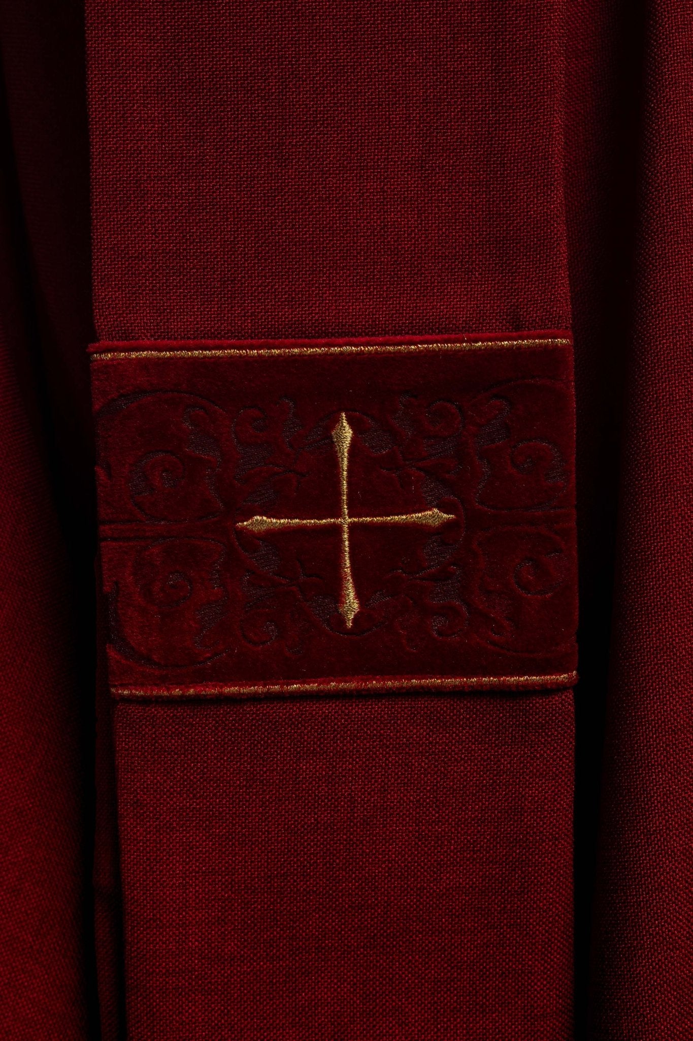 Red chasuble with an embroidered band of crosses LE/7074/02 - CHASUBLES.COM