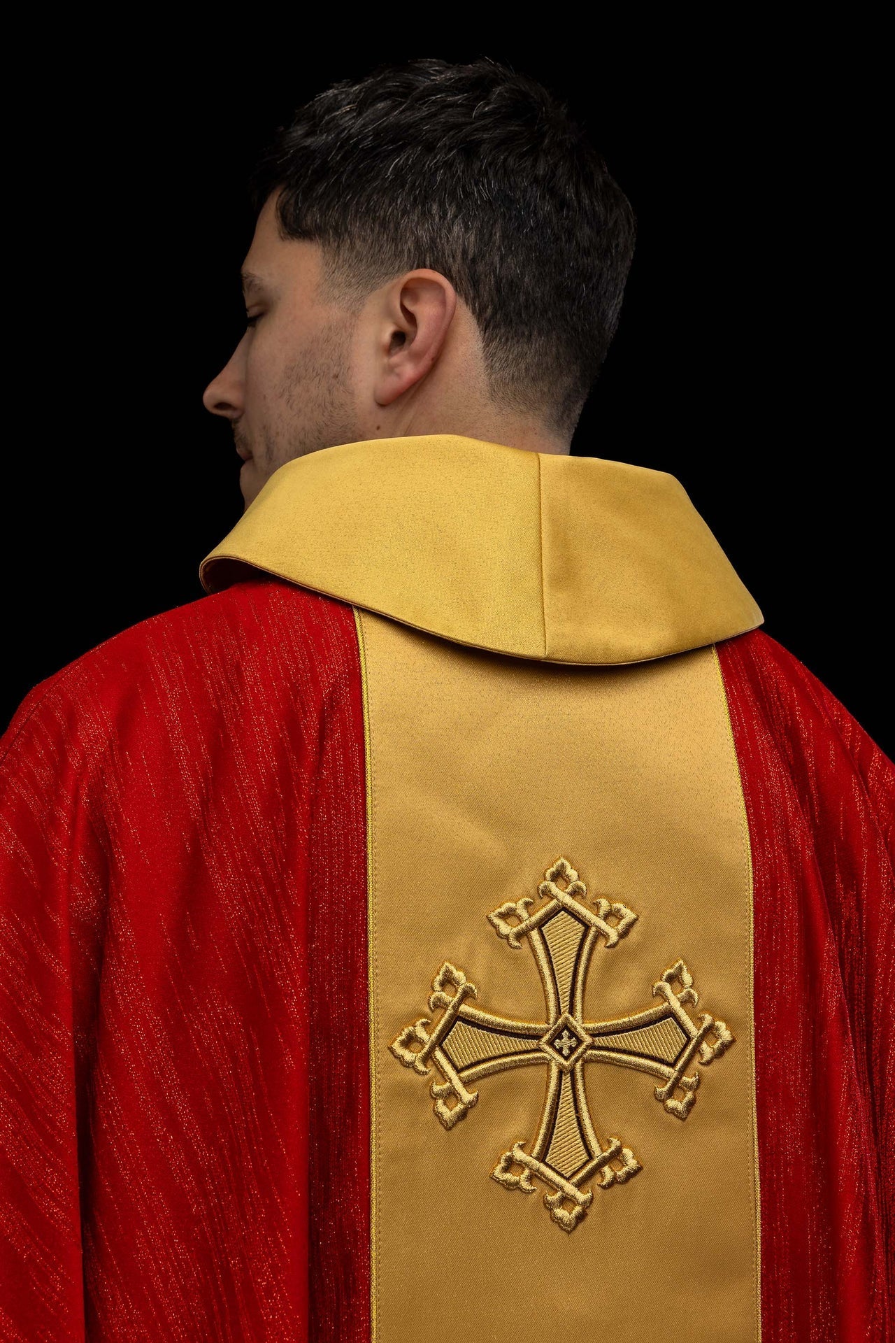 Red chasuble with an embroidered cross motif and a decorative fabric orphrey panel LE/7034/02 - CHASUBLES.COM