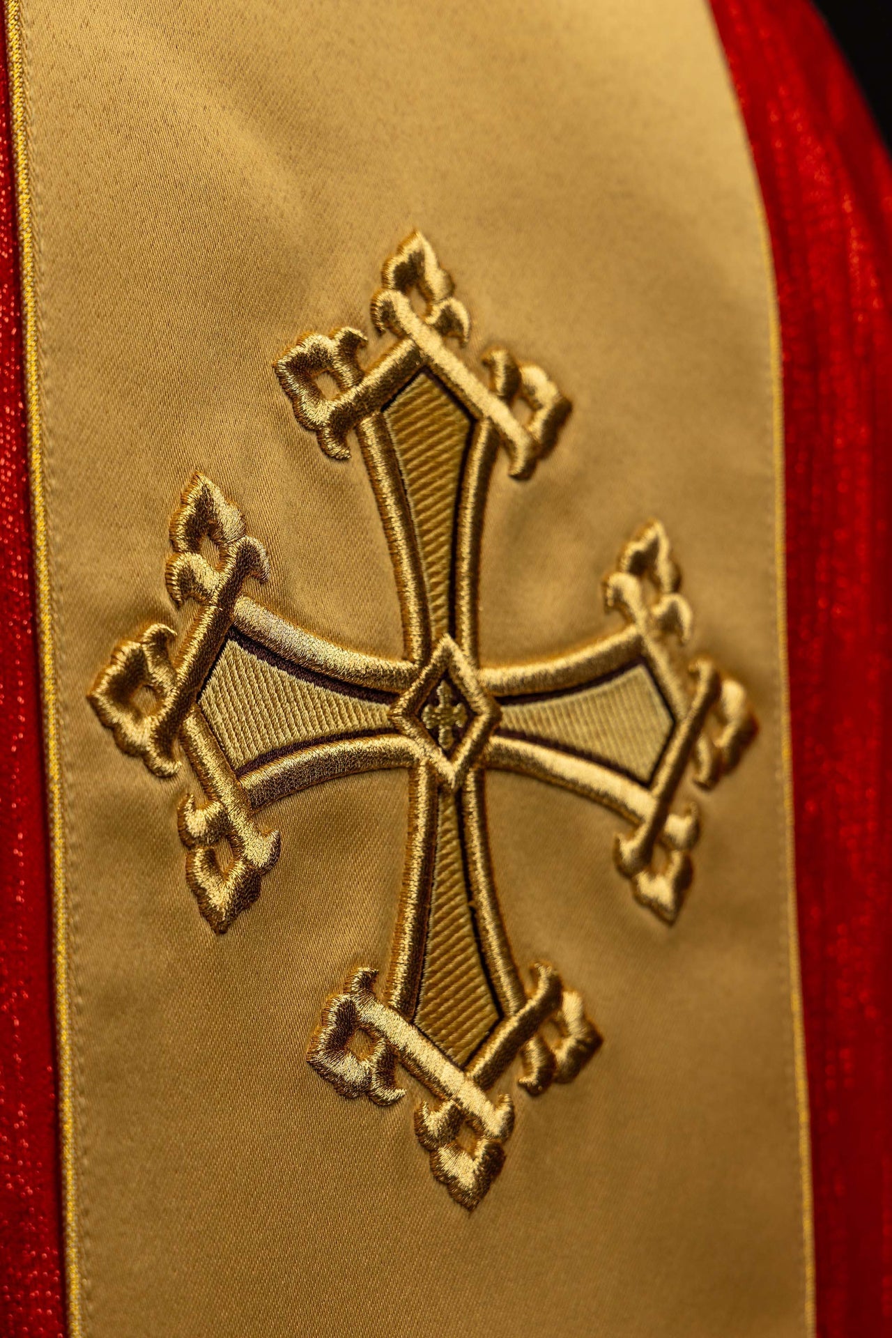 Red chasuble with an embroidered cross motif and a decorative fabric orphrey panel LE/7034/02 - CHASUBLES.COM
