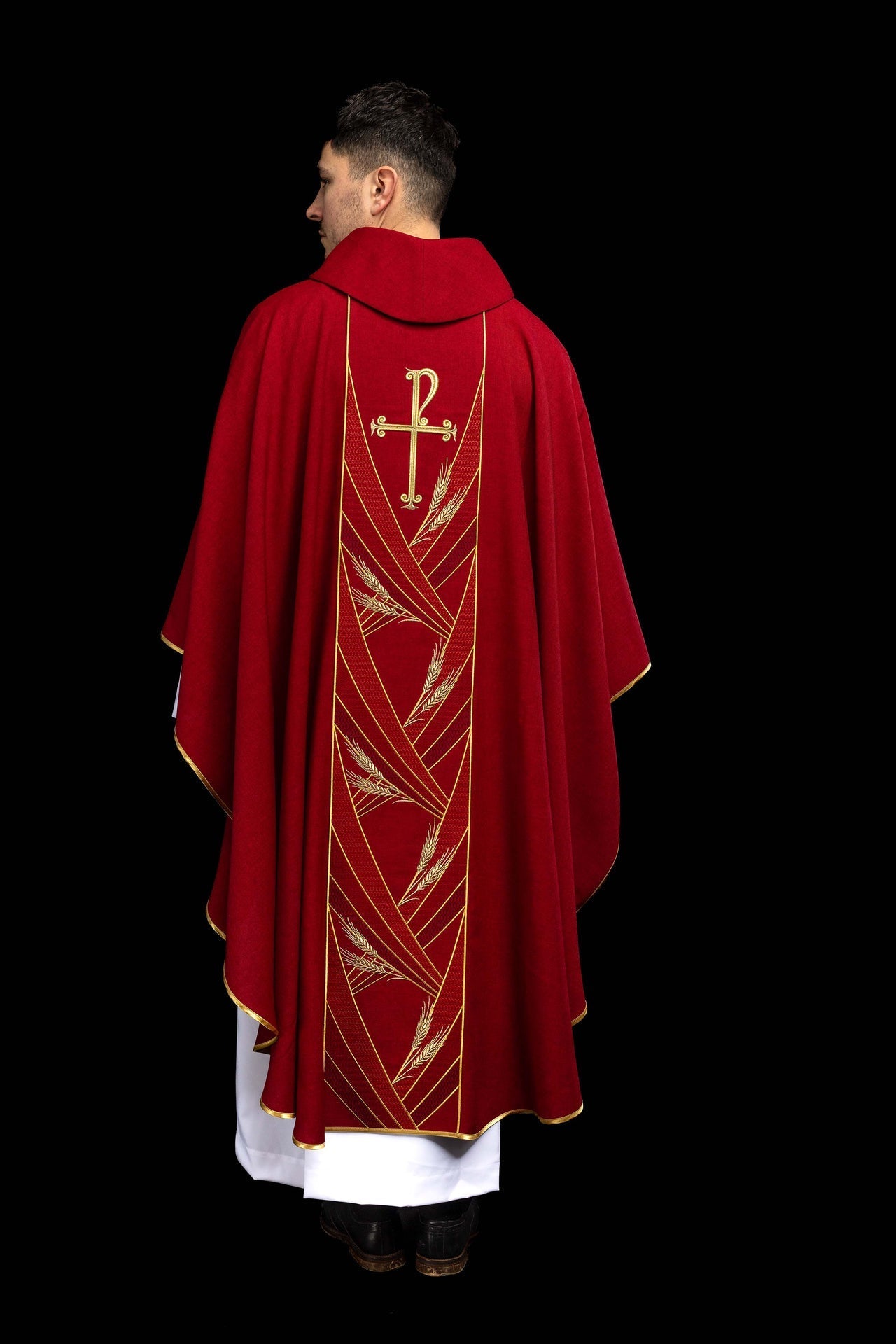 Red chasuble with an embroidered Pax band LE/7050/02 - CHASUBLES.COM