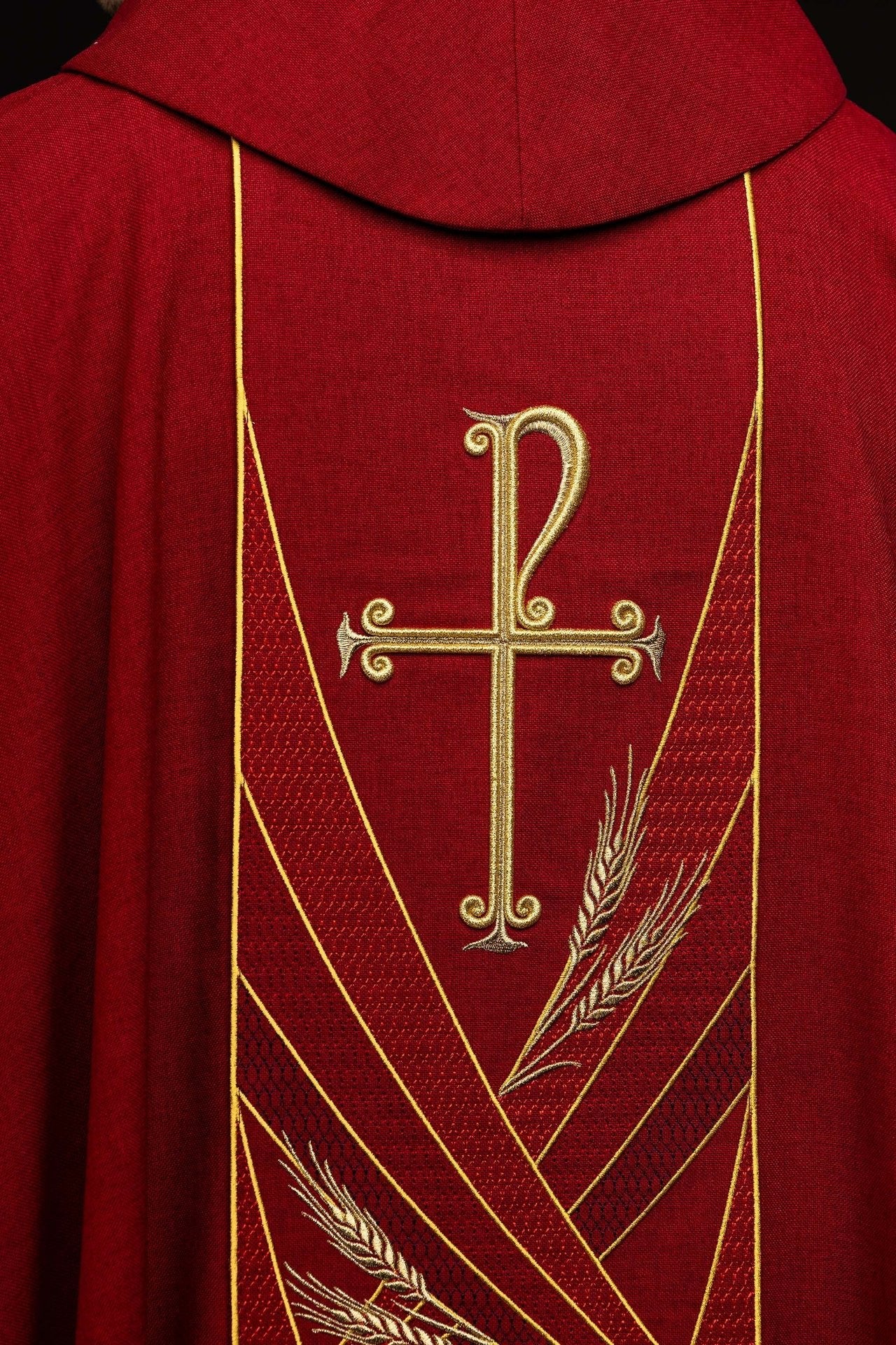 Red chasuble with an embroidered Pax band LE/7050/02 - CHASUBLES.COM