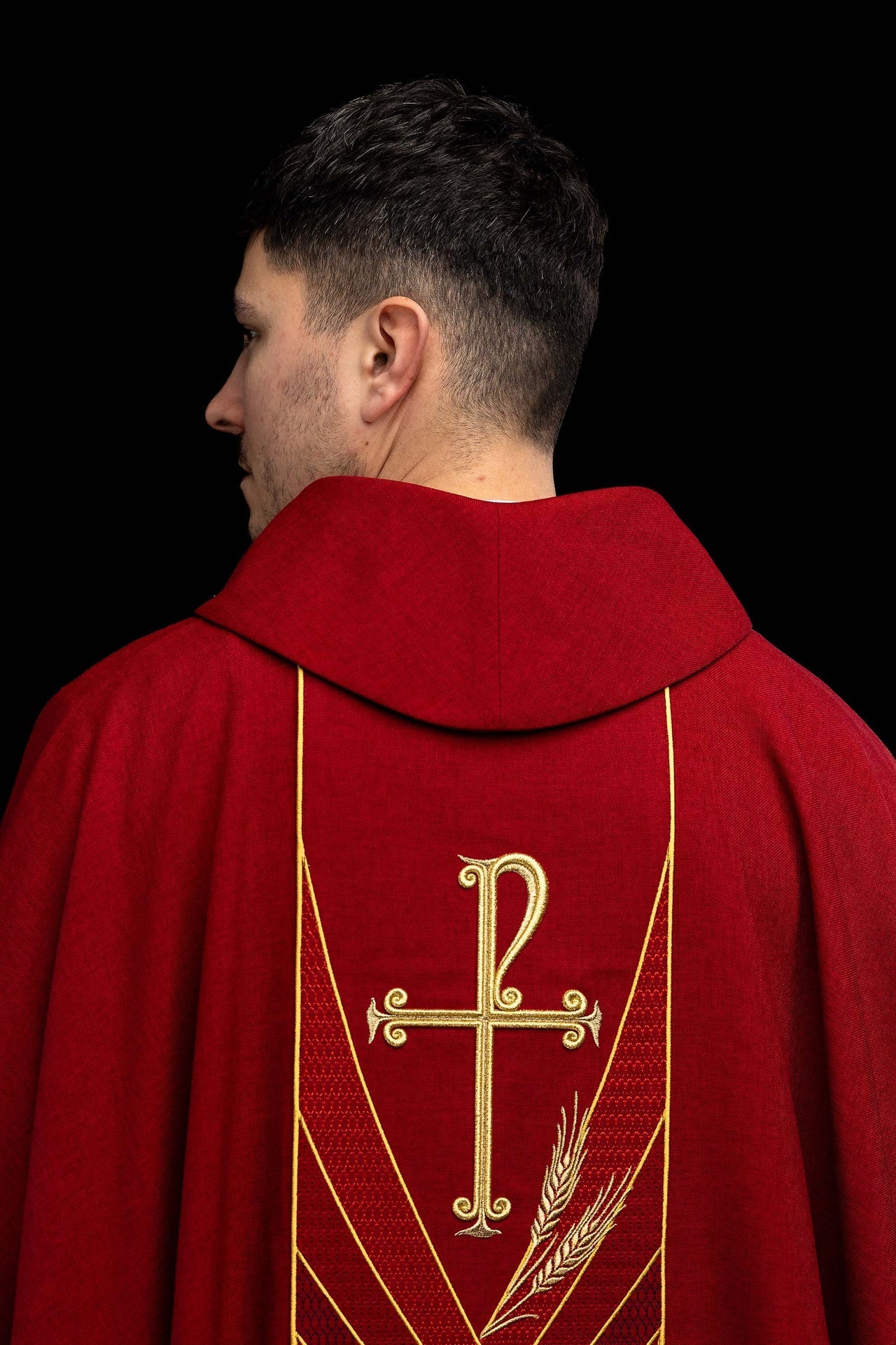 Red chasuble with an embroidered Pax band LE/7050/02 - CHASUBLES.COM