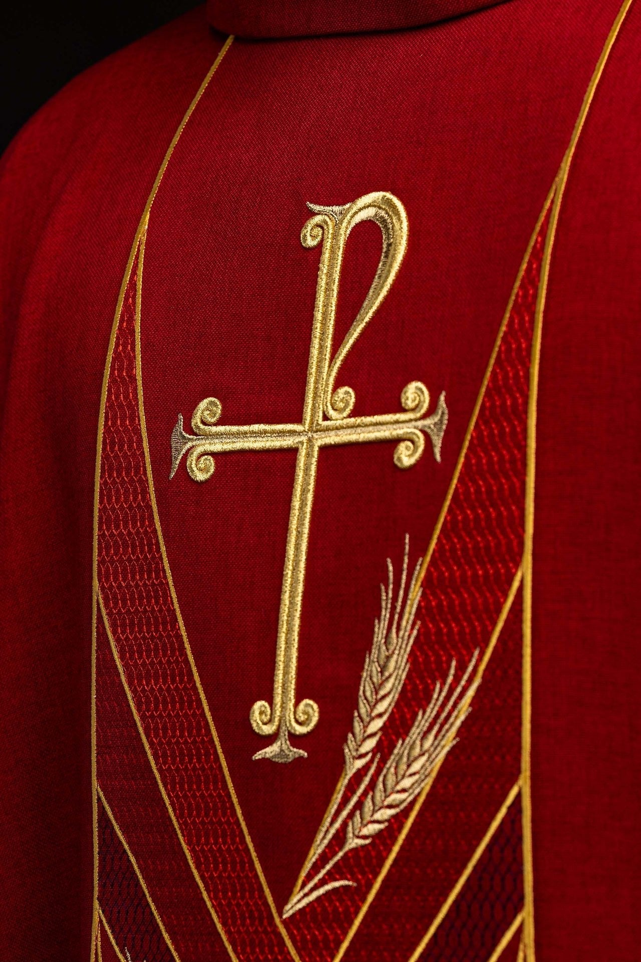 Red chasuble with an embroidered Pax band LE/7050/02 - CHASUBLES.COM