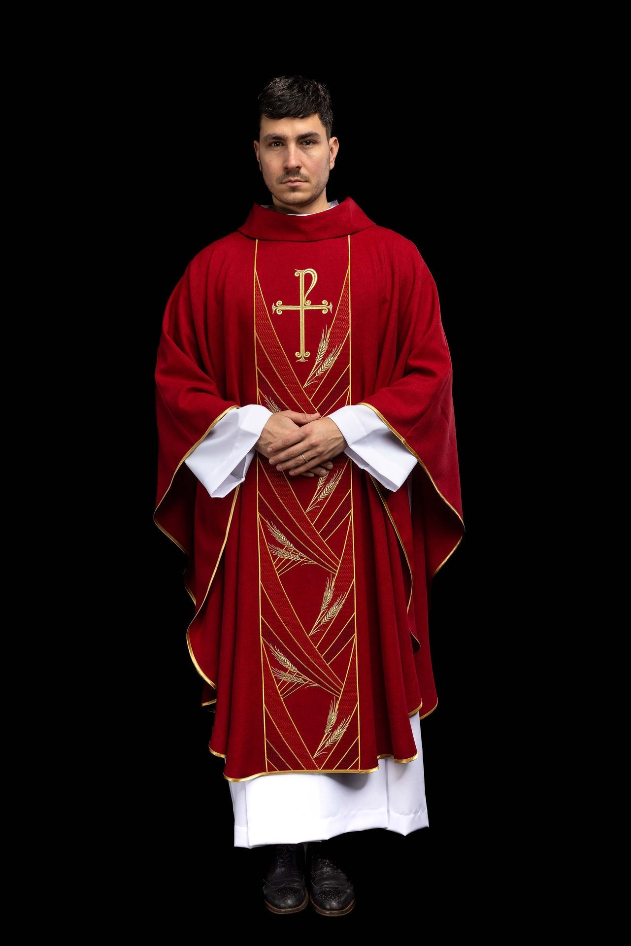 Red chasuble with an embroidered Pax band LE/7050/02 - CHASUBLES.COM
