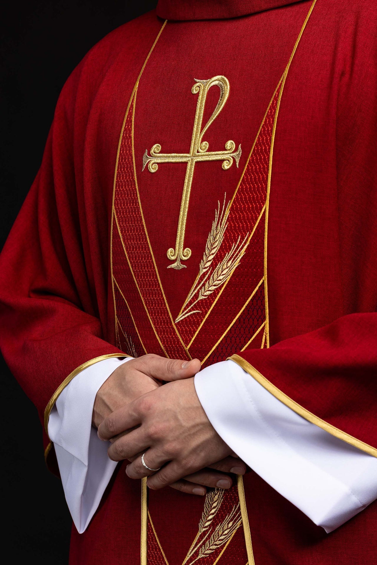 Red chasuble with an embroidered Pax band LE/7050/02 - CHASUBLES.COM
