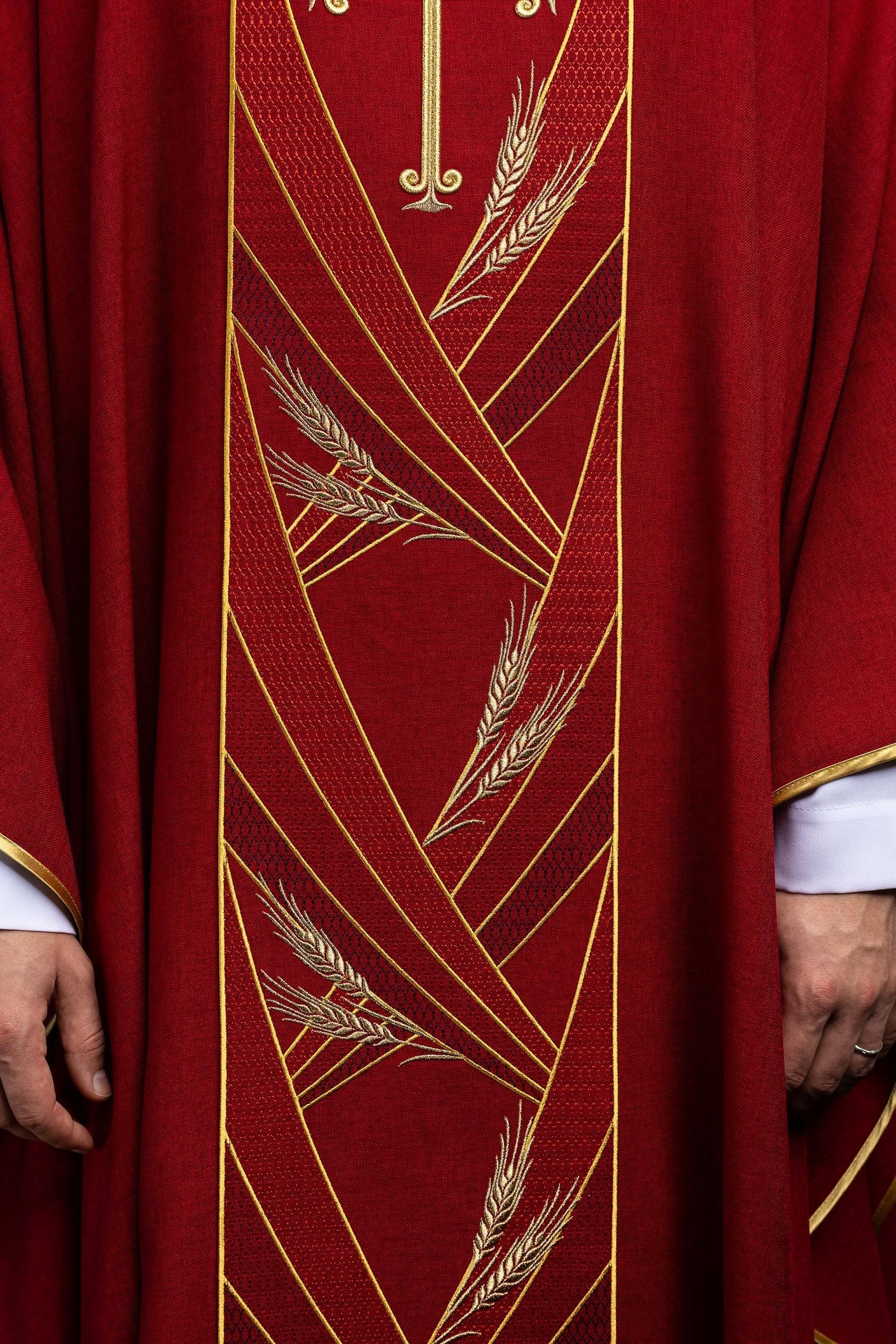 Red chasuble with an embroidered Pax band LE/7050/02 - CHASUBLES.COM