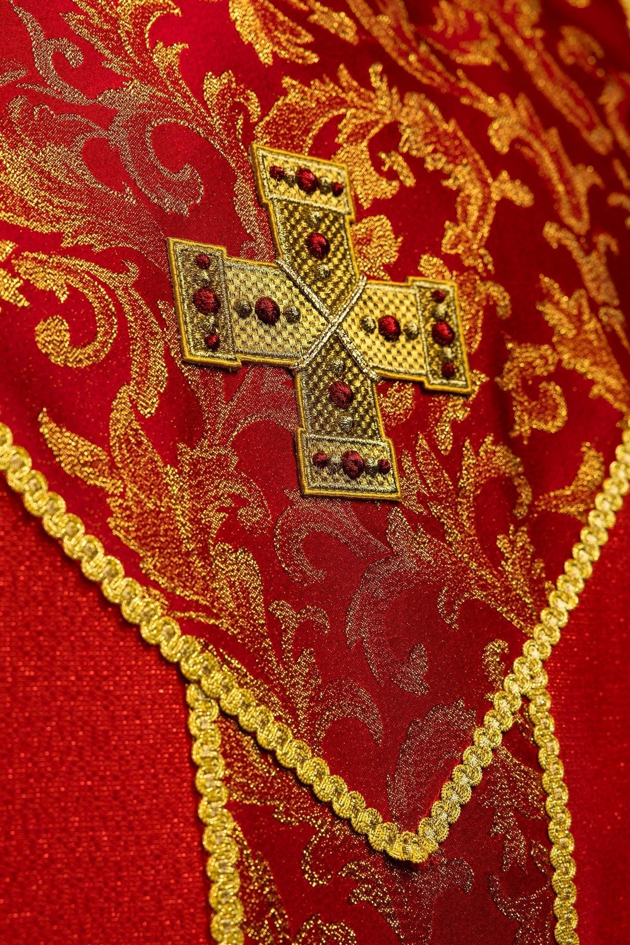 Red Chasuble with Cross Adorned with Jacquard Fabric LE/7075/02 - CHASUBLES.COM