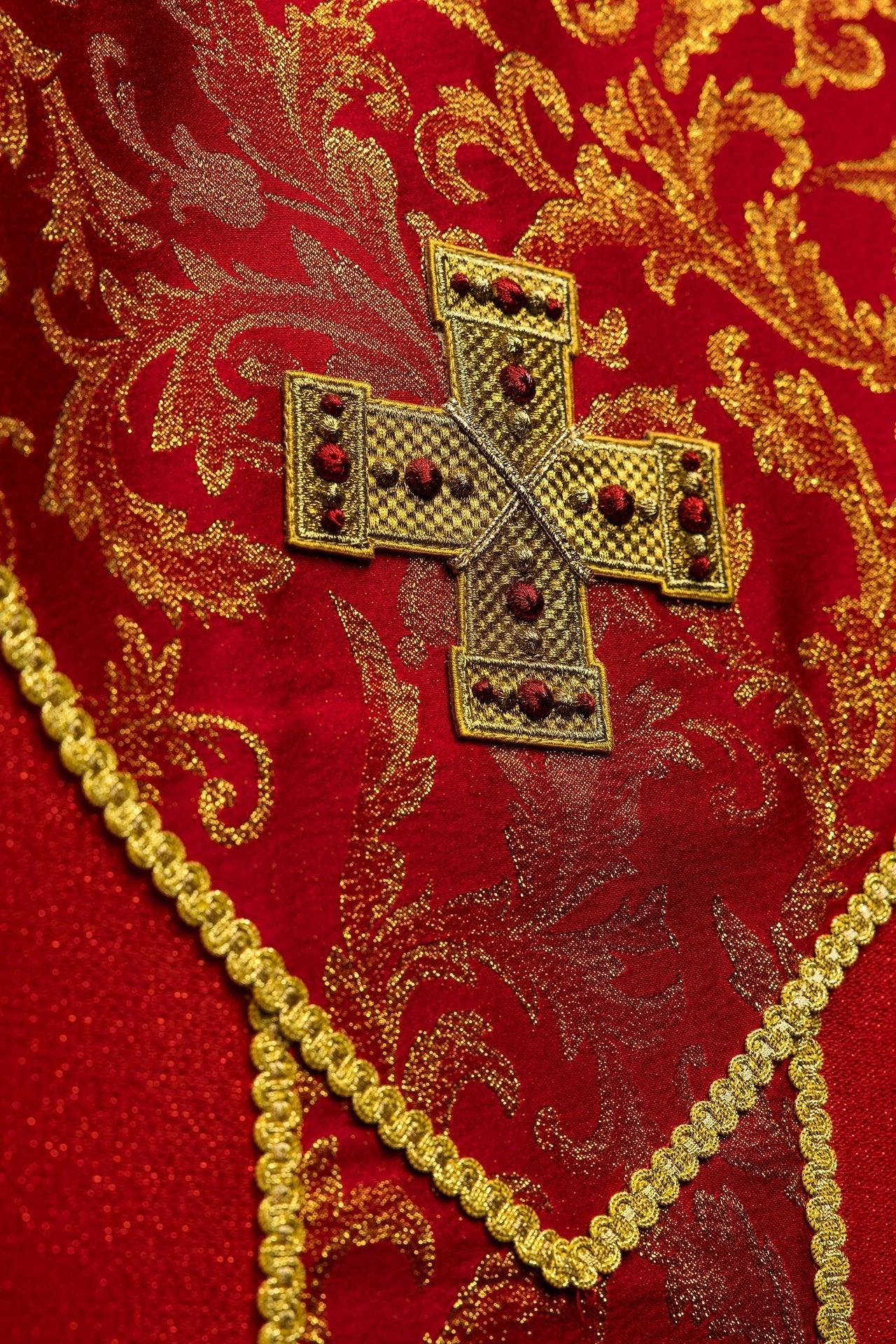 Red Chasuble with Cross Adorned with Jacquard Fabric LE/7075/02 - CHASUBLES.COM