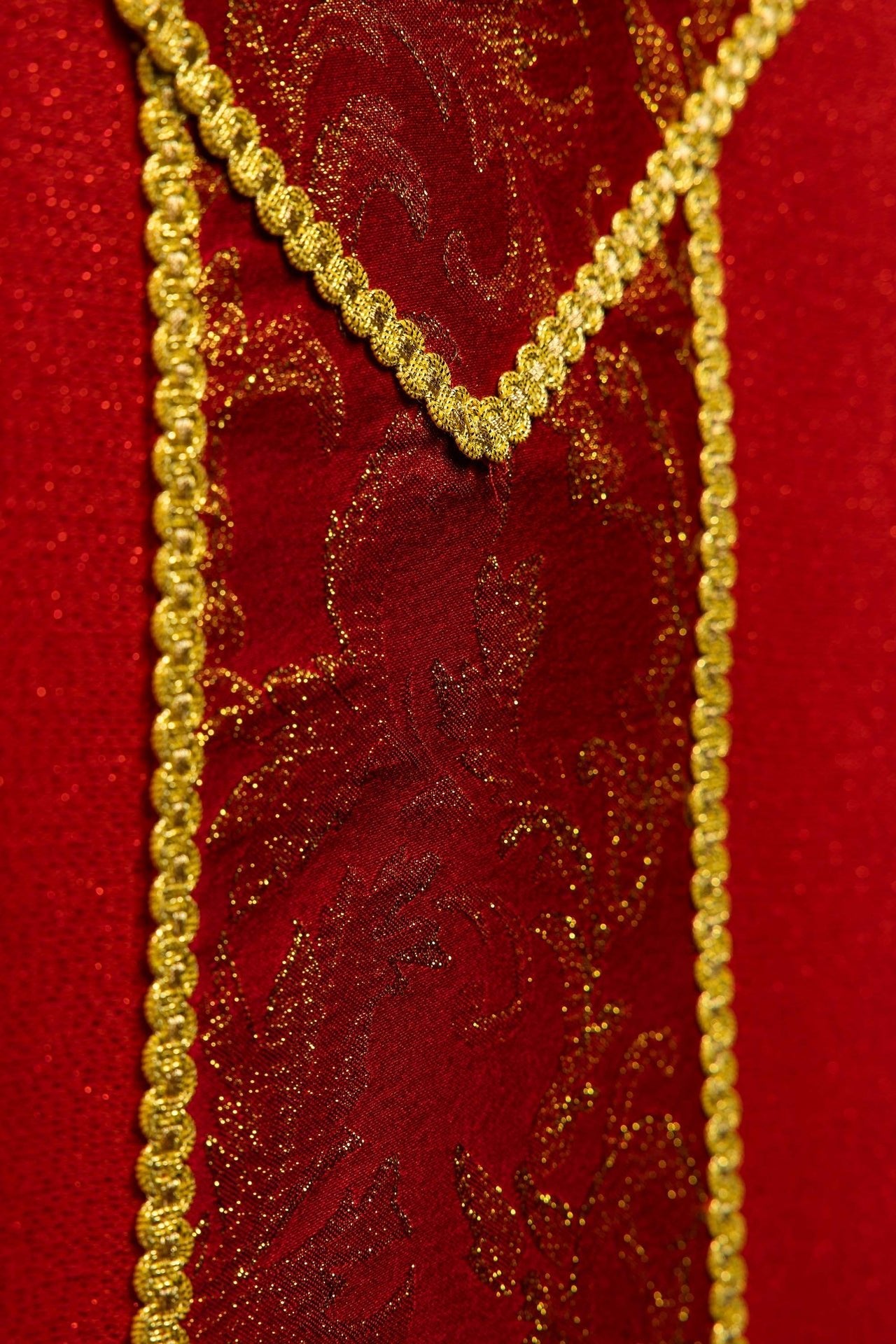 Red Chasuble with Cross Adorned with Jacquard Fabric LE/7075/02 - CHASUBLES.COM