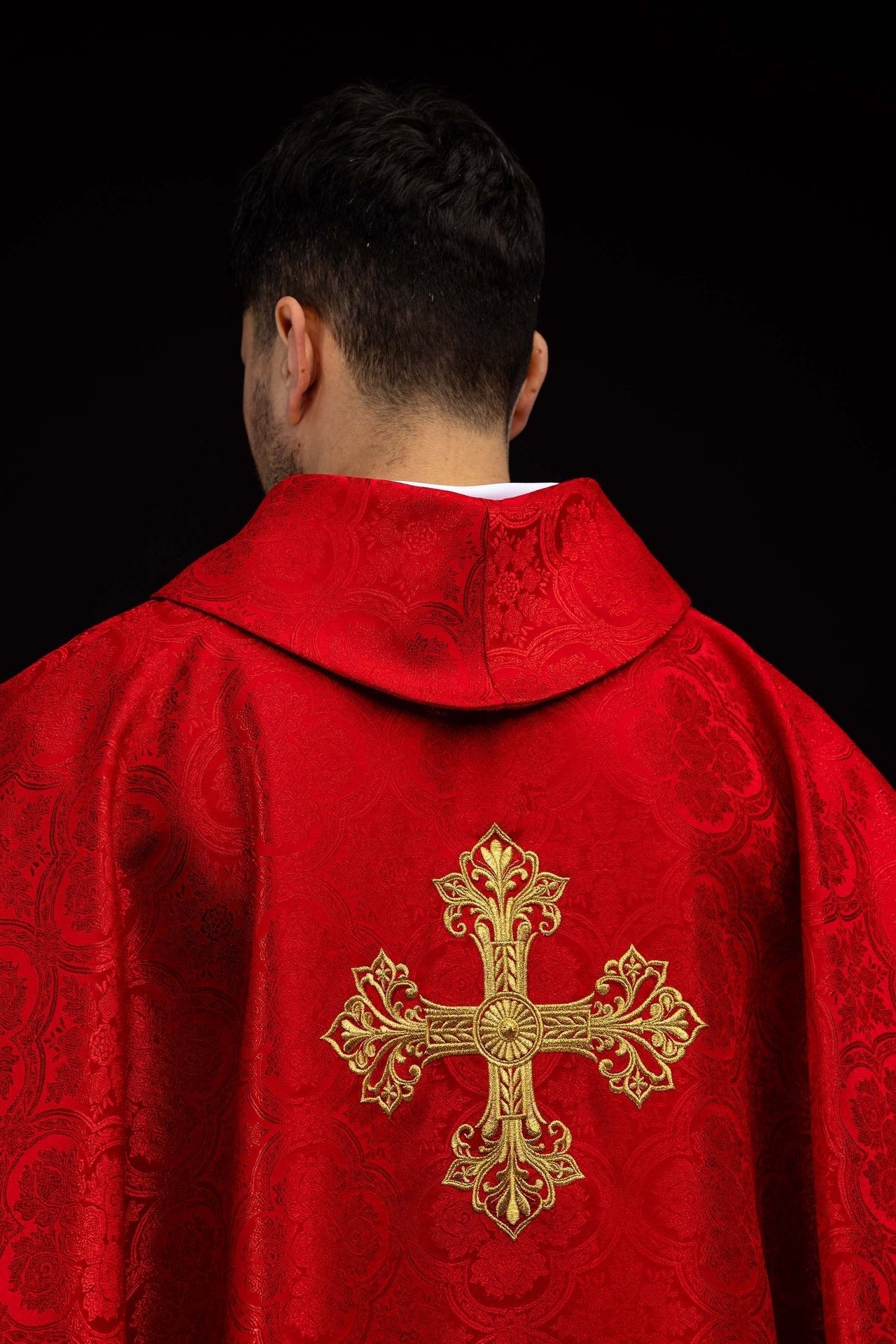Red chasuble with cross jacquard fabric KOR/403/02/11 - CHASUBLES.COM