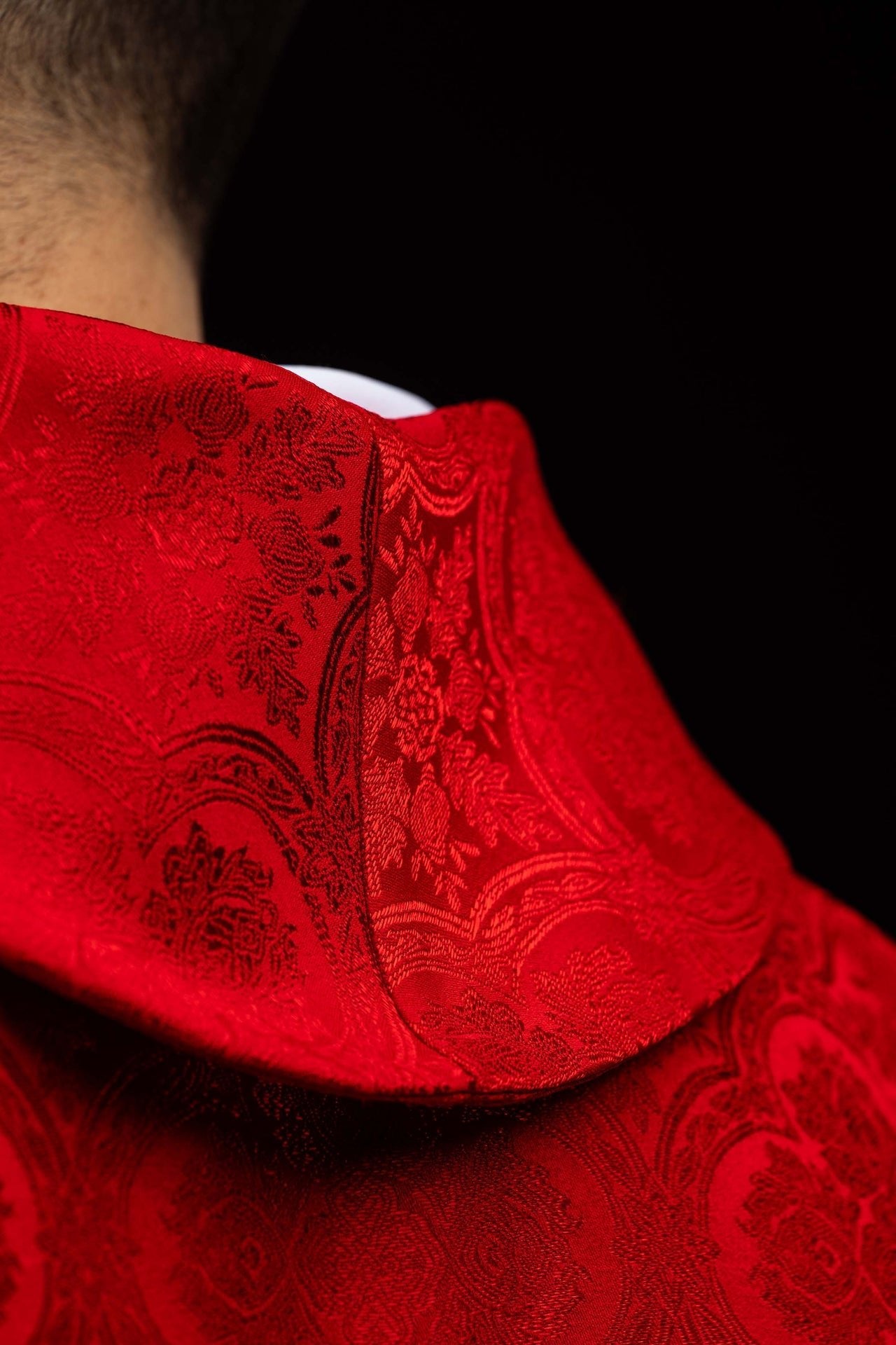 Red chasuble with cross jacquard fabric KOR/403/02/11 - CHASUBLES.COM