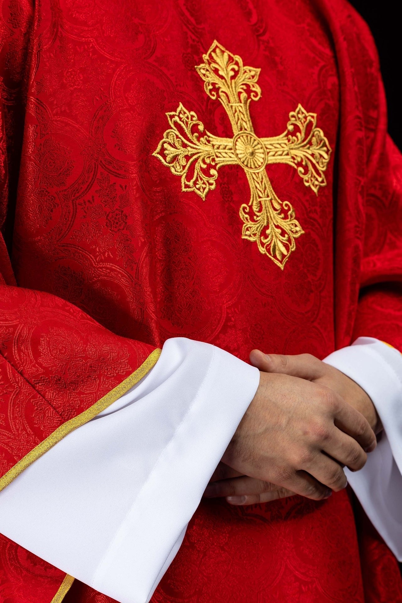 Red chasuble with cross jacquard fabric KOR/403/02/11 - CHASUBLES.COM