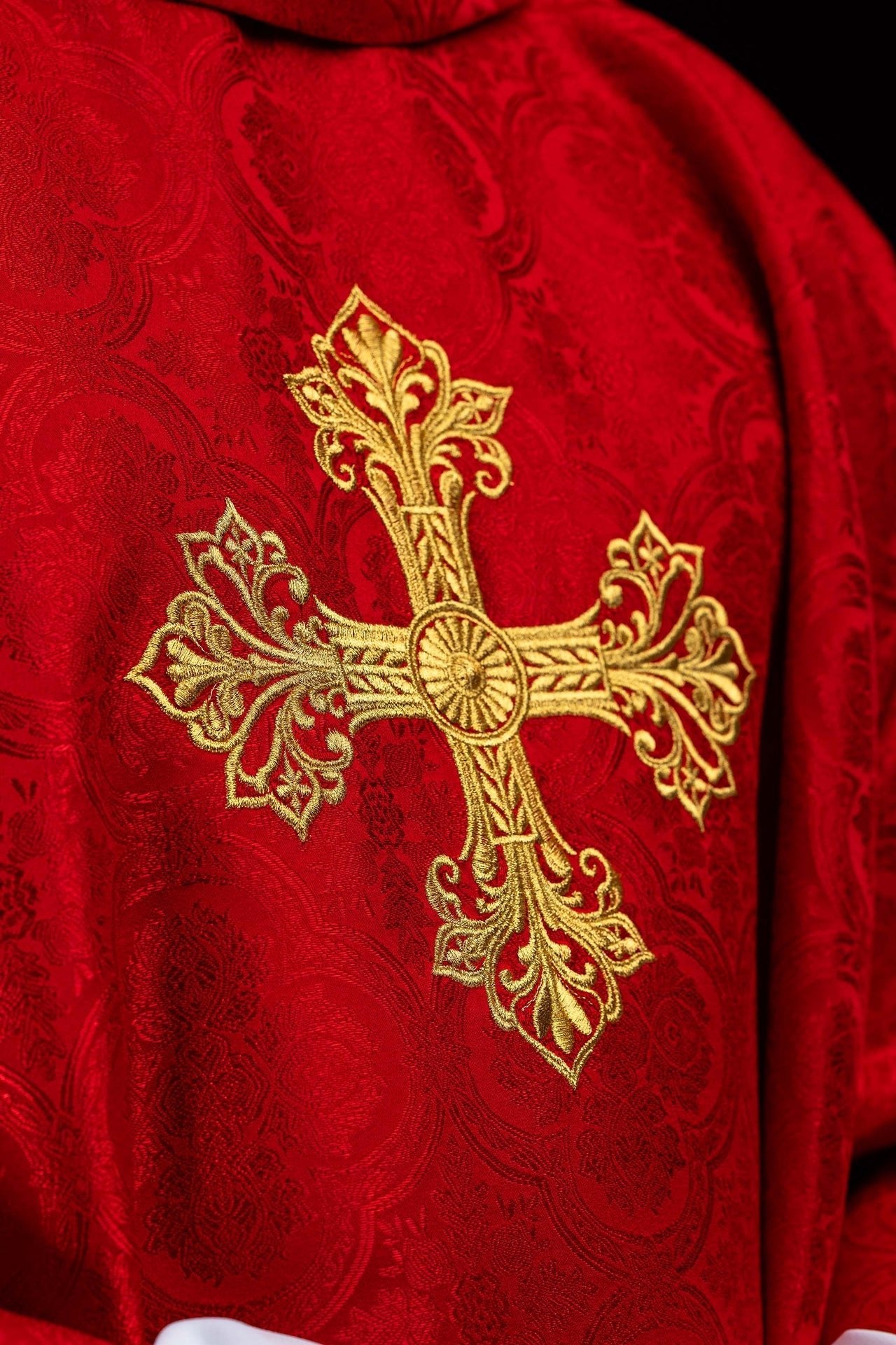 Red chasuble with cross jacquard fabric KOR/403/02/11 - CHASUBLES.COM