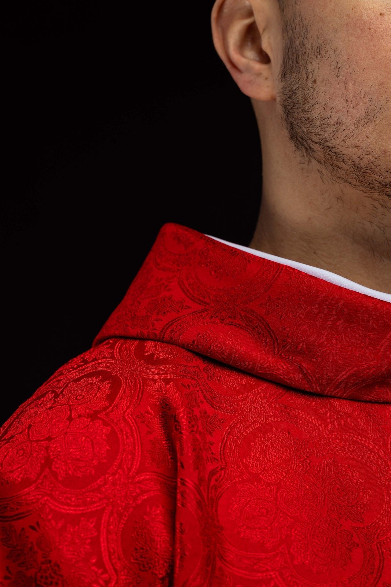Red chasuble with cross jacquard fabric KOR/403/02/11 - CHASUBLES.COM