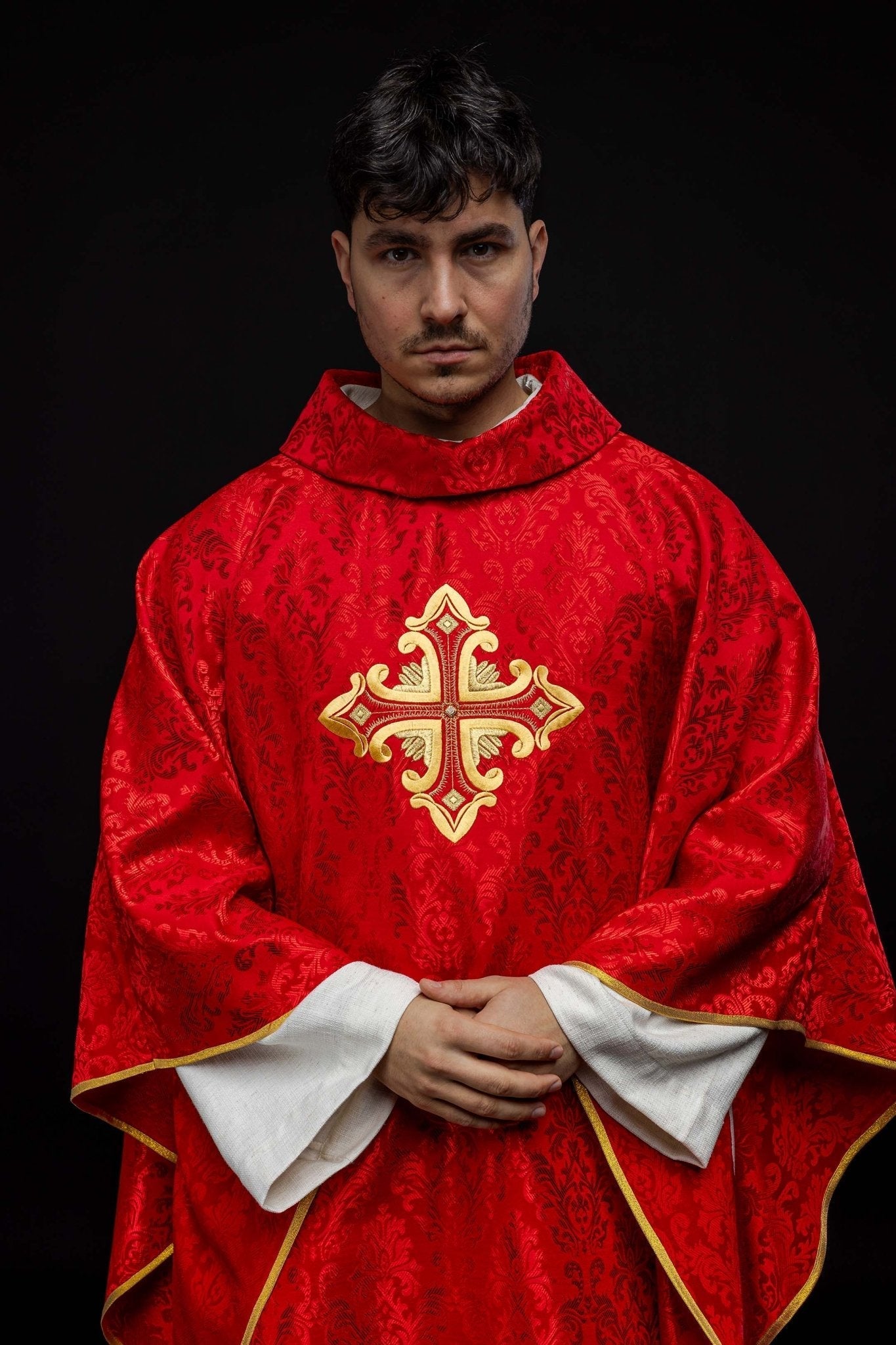 Red chasuble with cross made of patterned fabric HIT/197007/02/67 CZERWONY - HAFTINAUSA.COM