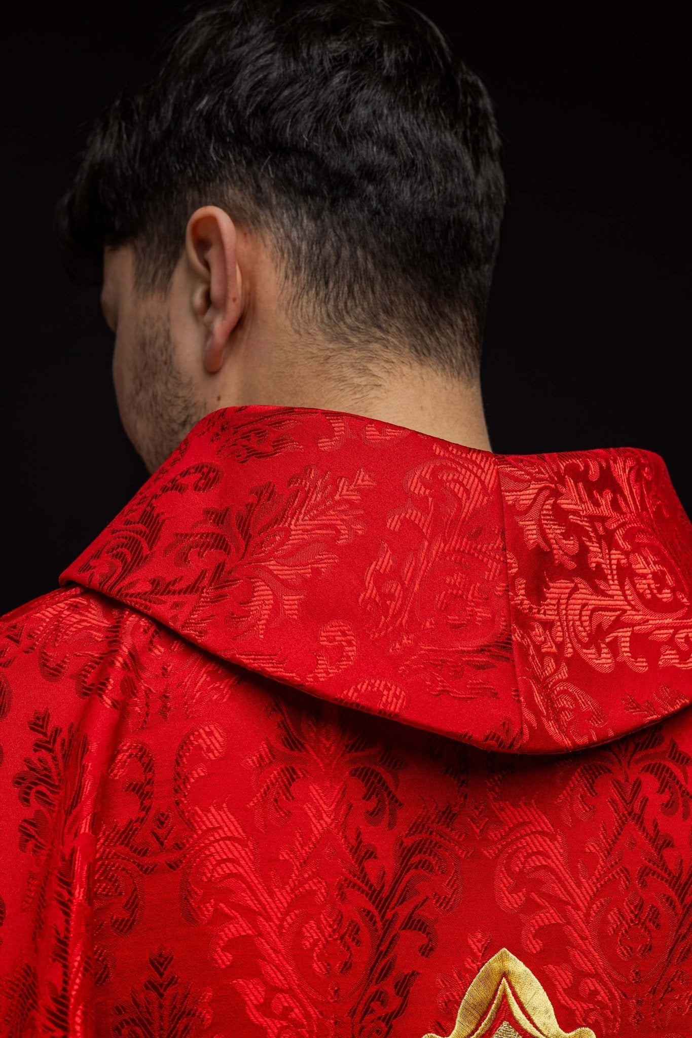 Red chasuble with cross made of patterned fabric HIT/197007/02/67 CZERWONY - HAFTINAUSA.COM