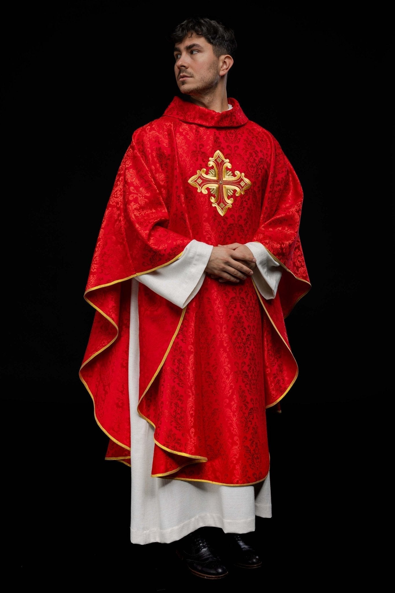 Red chasuble with cross made of patterned fabric HIT/197007/02/67 CZERWONY - HAFTINAUSA.COM