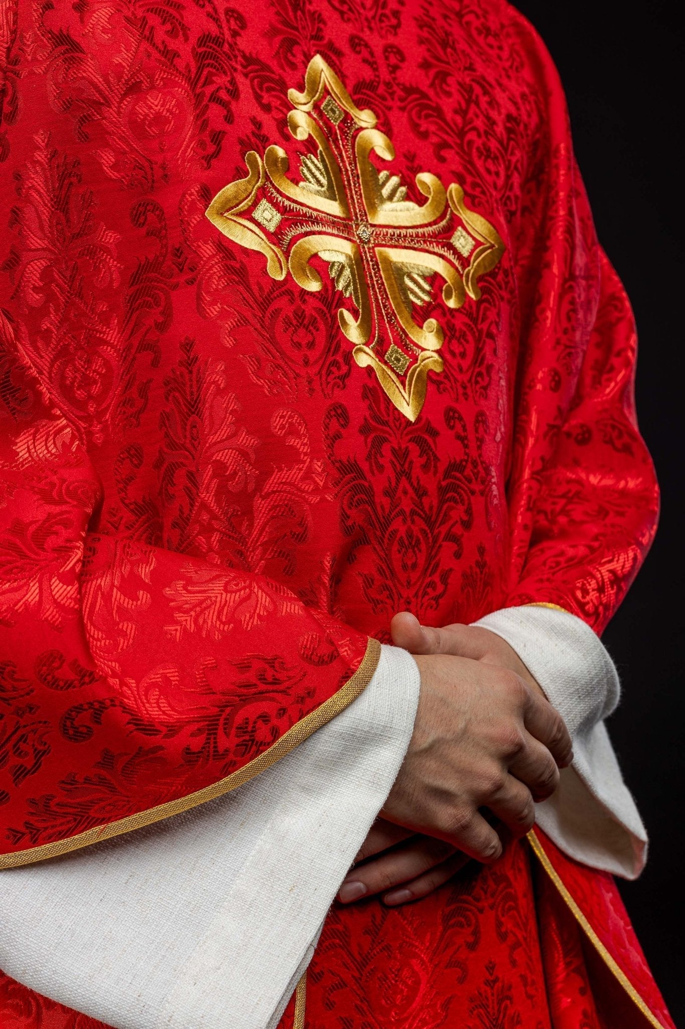 Red chasuble with cross made of patterned fabric HIT/197007/02/67 CZERWONY - HAFTINAUSA.COM