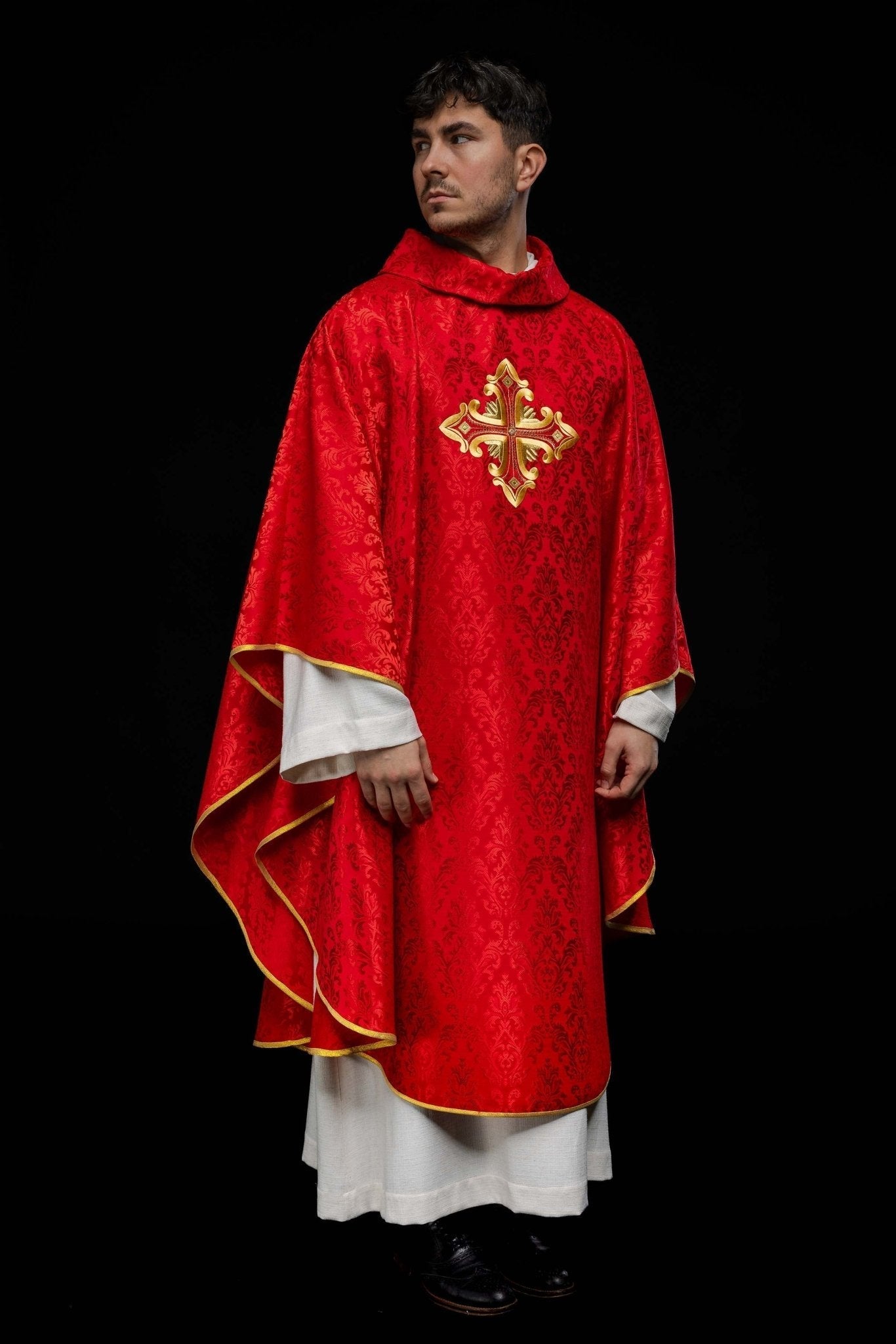 Red chasuble with cross made of patterned fabric HIT/197007/02/67 CZERWONY - HAFTINAUSA.COM