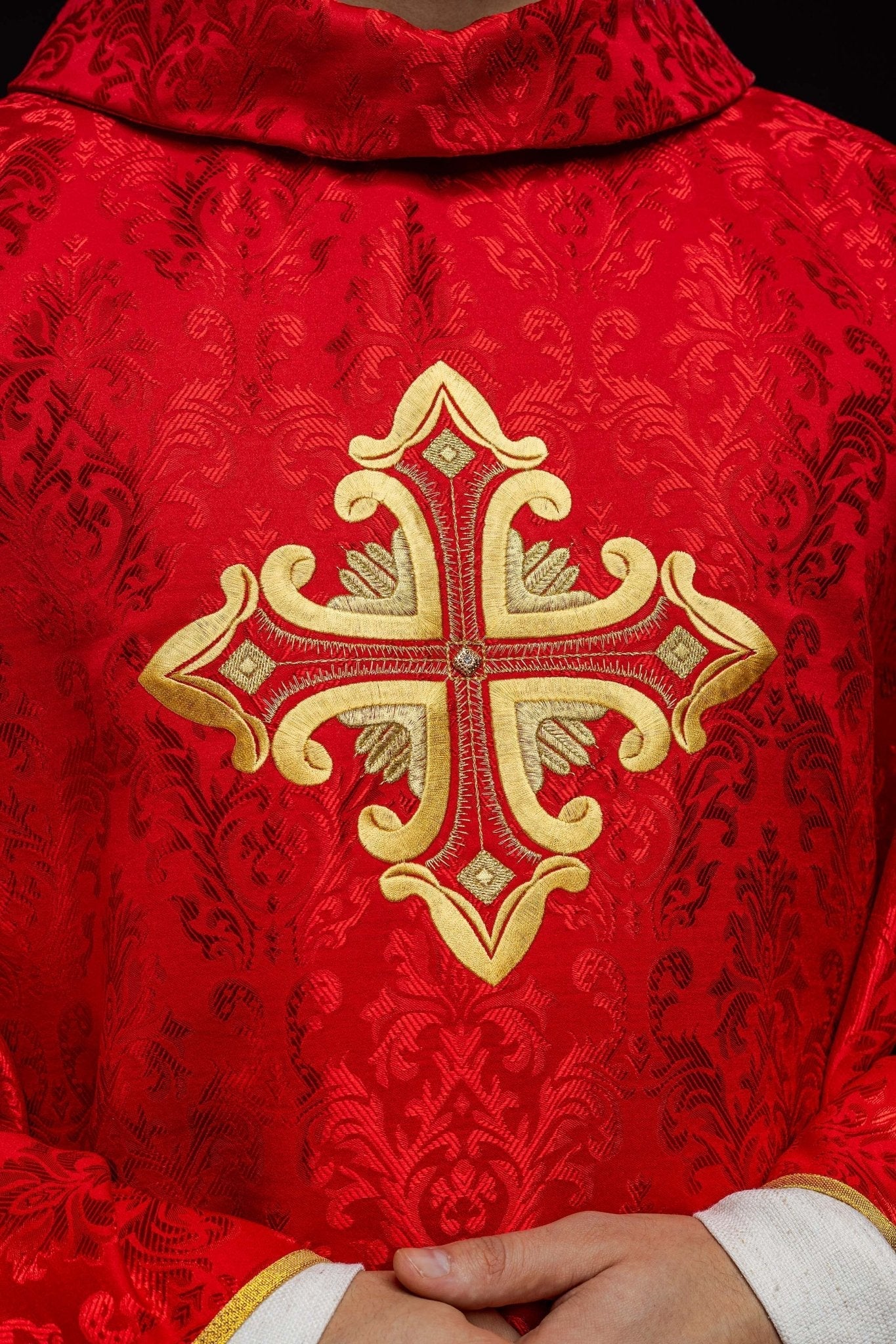 Red chasuble with cross made of patterned fabric HIT/197007/02/67 CZERWONY - HAFTINAUSA.COM